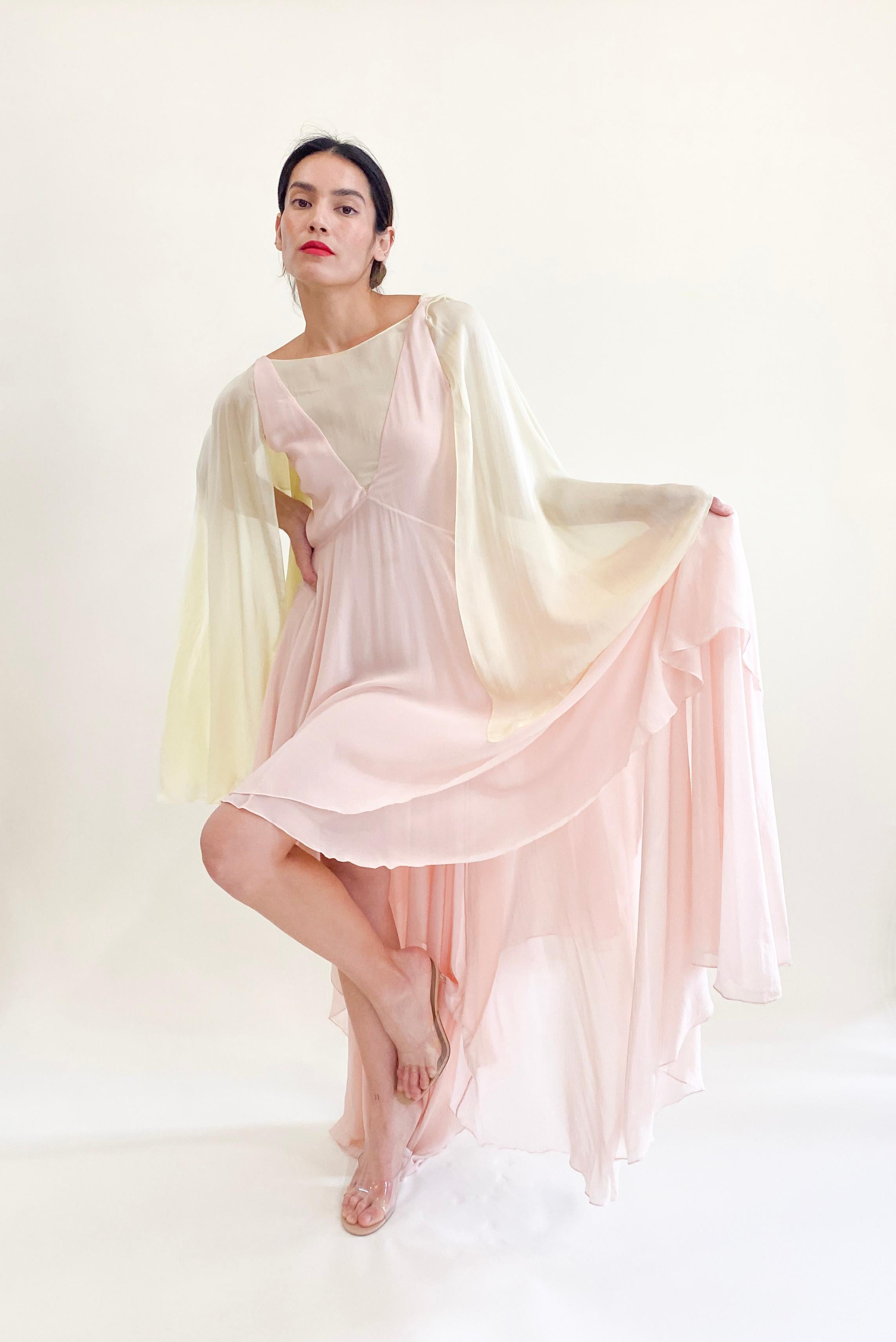 Roberto Cavalli Vestido de talle alto drapeado en gasa rosa pastel y amarillo con alas de ángel en venta 3