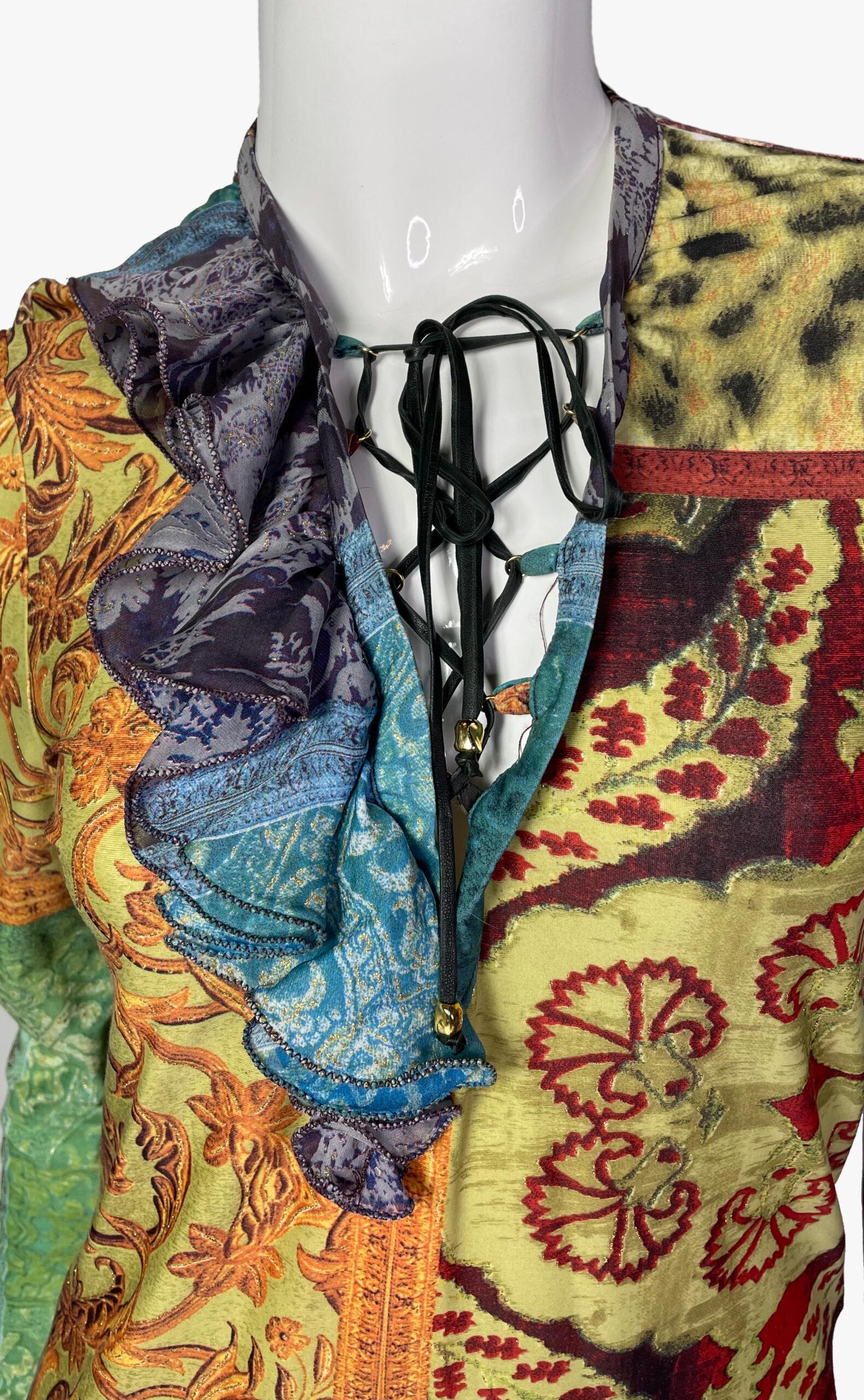 Roberto Cavalli Langarmbluse im Patchwork-Stil

Halsausschnitt mit Lederschnürung und Rüschen

Größe - M
Länge - 57 cm / 24,5''
Ärmel - 76 cm / 30''
Taille -  72 cm / 28,3''

Stoff - sieht aus wie Viskose (dehnt sich)

Zustand - sehr