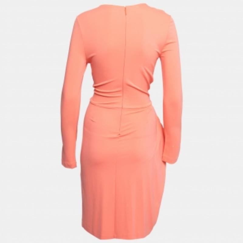 Il n'y a vraiment pas de meilleur moyen de se sentir élégant et gracieux que de porter quelque chose de joli comme cette robe. Conçue par Roberto Cavalli, cette robe est coupée dans un tissu en jersey de couleur pêche, rehaussée d'ornements et finie