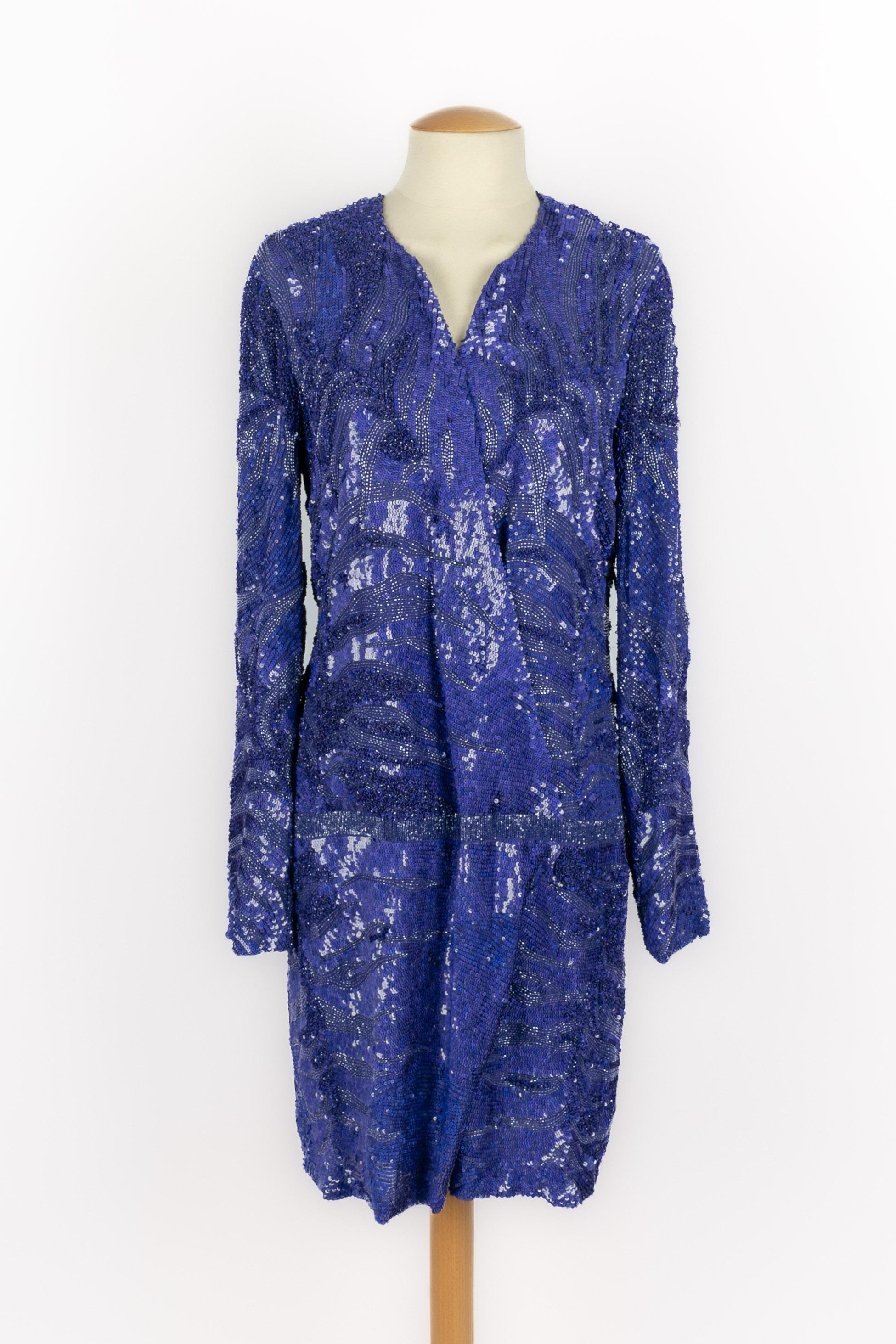 Roberto Cavalli - (Made in Italy) Abito in seta di media lunghezza incrociato sul davanti e interamente ricamato con perle e paillettes viola. La taglia 42IT indicata, corrisponde a una 38FR.

Condizioni:
Ottime condizioni

Dimensioni:
Larghezza