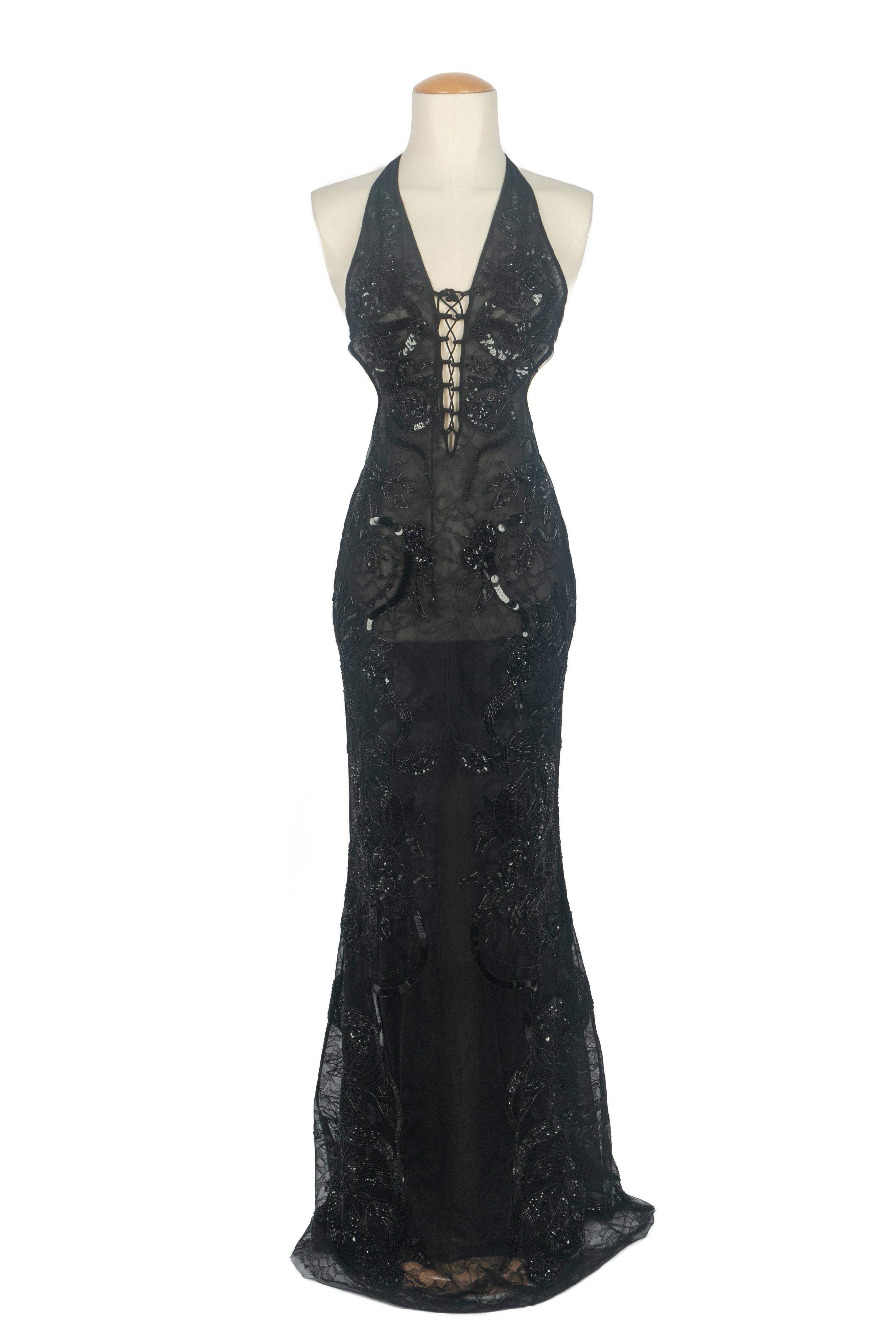 Cavalli - (Fabriqué en Italie) Longue robe en dentelle noire cousue de perles. Taille 38IT. 2024 Resort Collection sous la direction artistique de Fausto Puglisi.

Condit :
Très bon état.

Dimensions :
Hanches : 42 cm - Longueur : environ 170