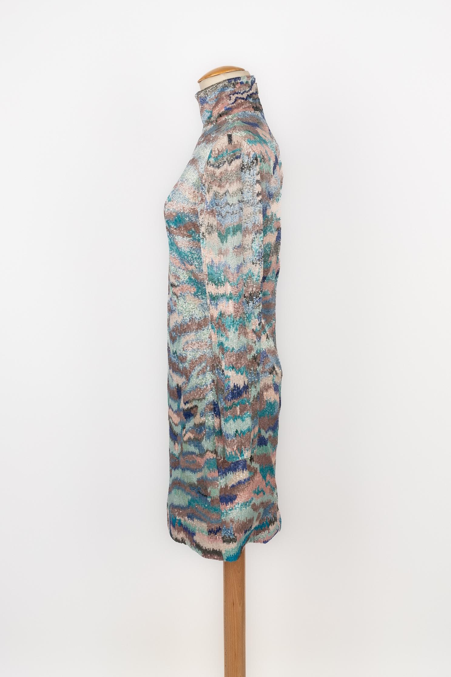 CAVALLI - (Made in Italy) Vestido totalmente bordado con perlas en tonos azules, rosas y verdes. Talla 42 IT indicada, se ajusta a una 38FR/40FR.

Estado:
Muy buen estado

Dimensiones:
Anchura de los hombros: 40 cm - Pecho: 45 cm - Cintura: 38 cm -