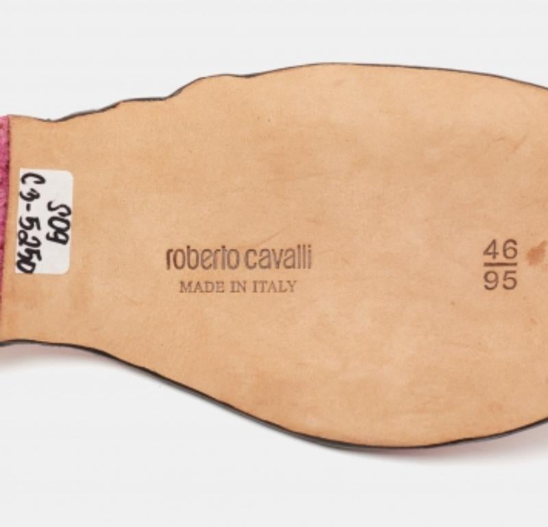Roberto Cavalli presents this amazing waist belt that you can pair with any dress that you wear. Let this crocodile leather belt make a perfect addition to your wardrobe. It has a hook clasp for a buckle.