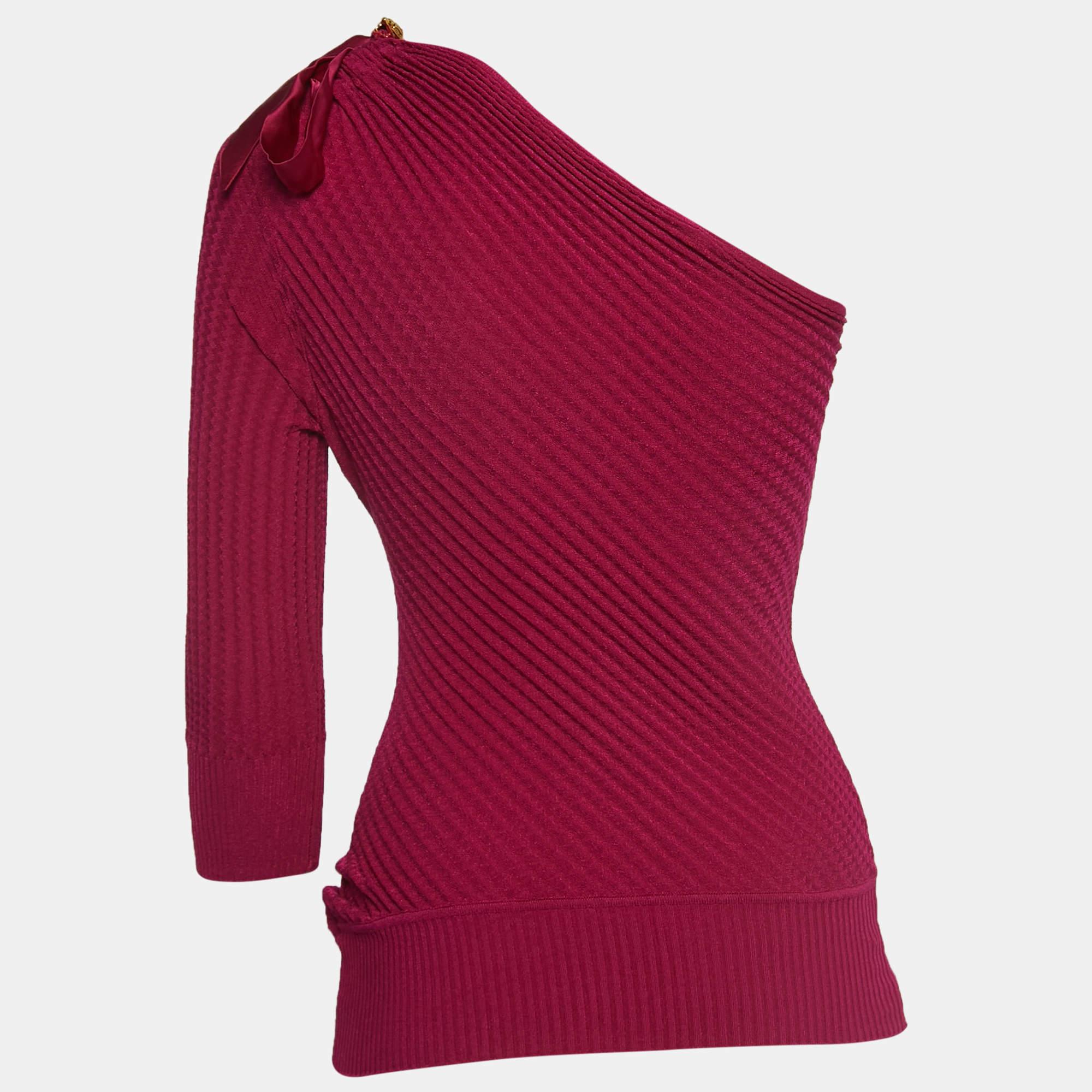 Careful tailoring quality materials and elegant cuts make this designer top a piece to cherish It comes in a classic design to be easy to style.