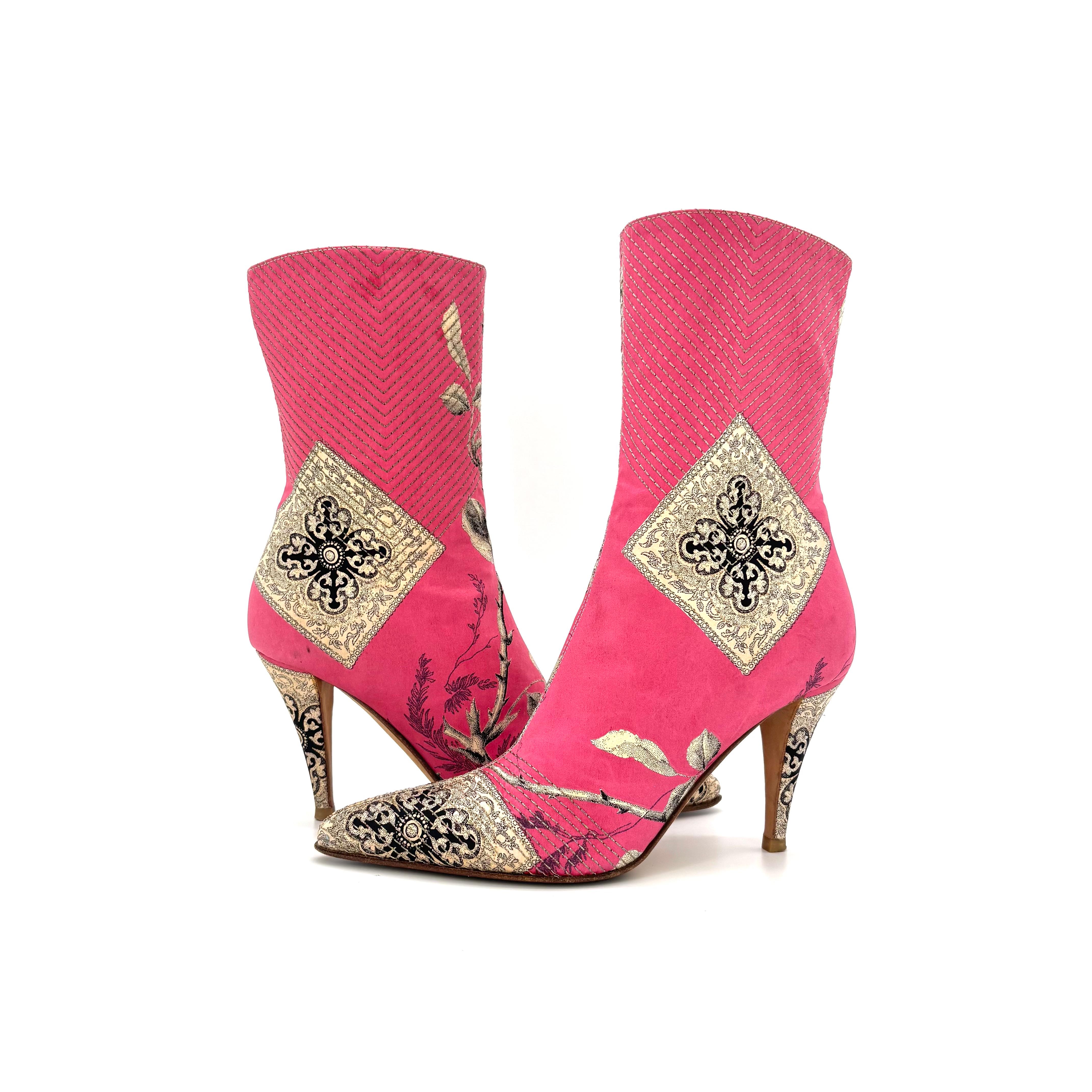 Roberto Cavalli Botas de tacón puntiagudas con estampado floral de parches y cremallera

Color Rosa Multi
Talla 38EU
Altura del tacón 4in 

Parte superior de tela
Suela de cuero
Empeine y talón con estampado de flores y dibujos
Cremallera completa