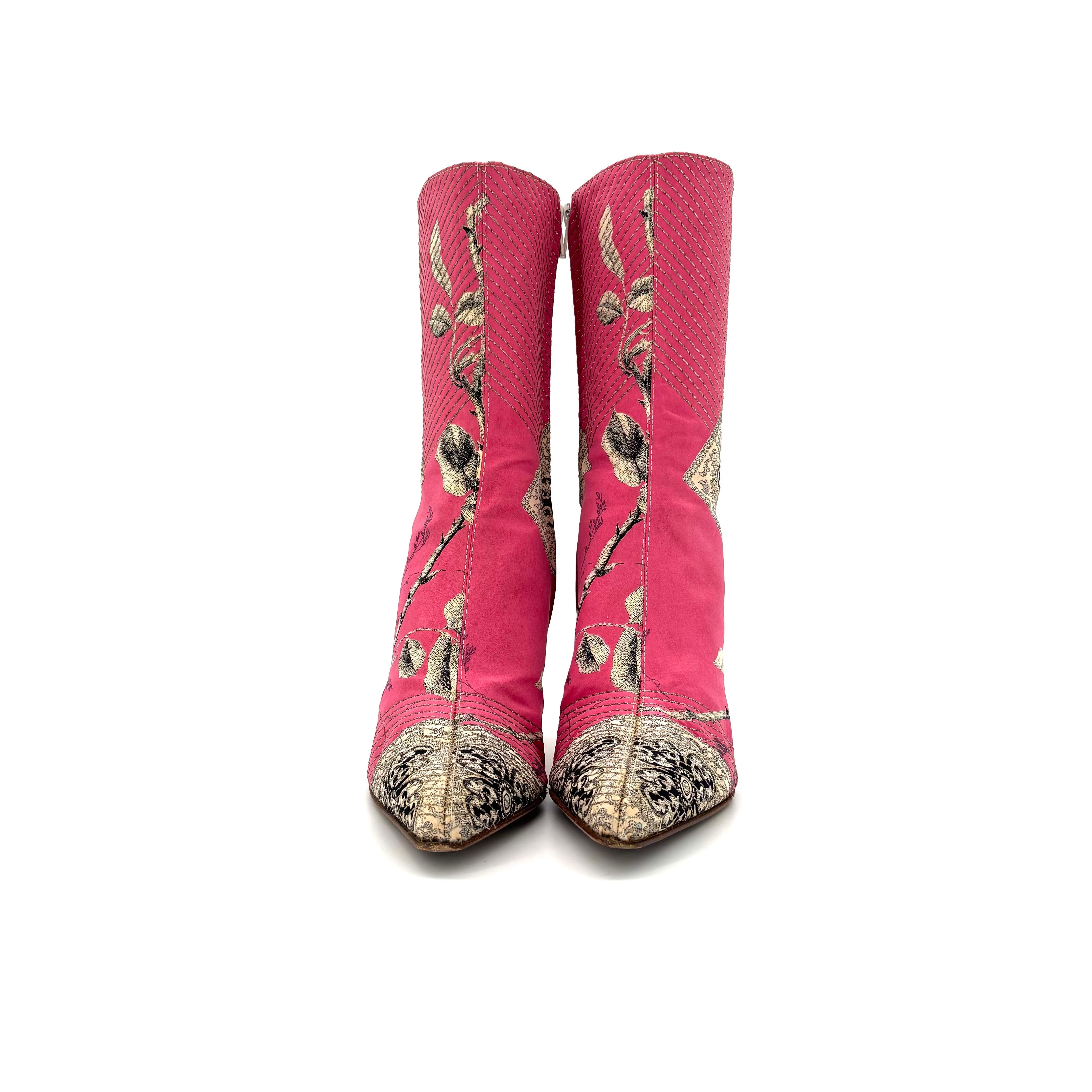 Roberto Cavalli Botas de tacón con puntera puntiaguda y estampado floral rosa 38 en Bueno estado para la venta en Mechanicsville, VA