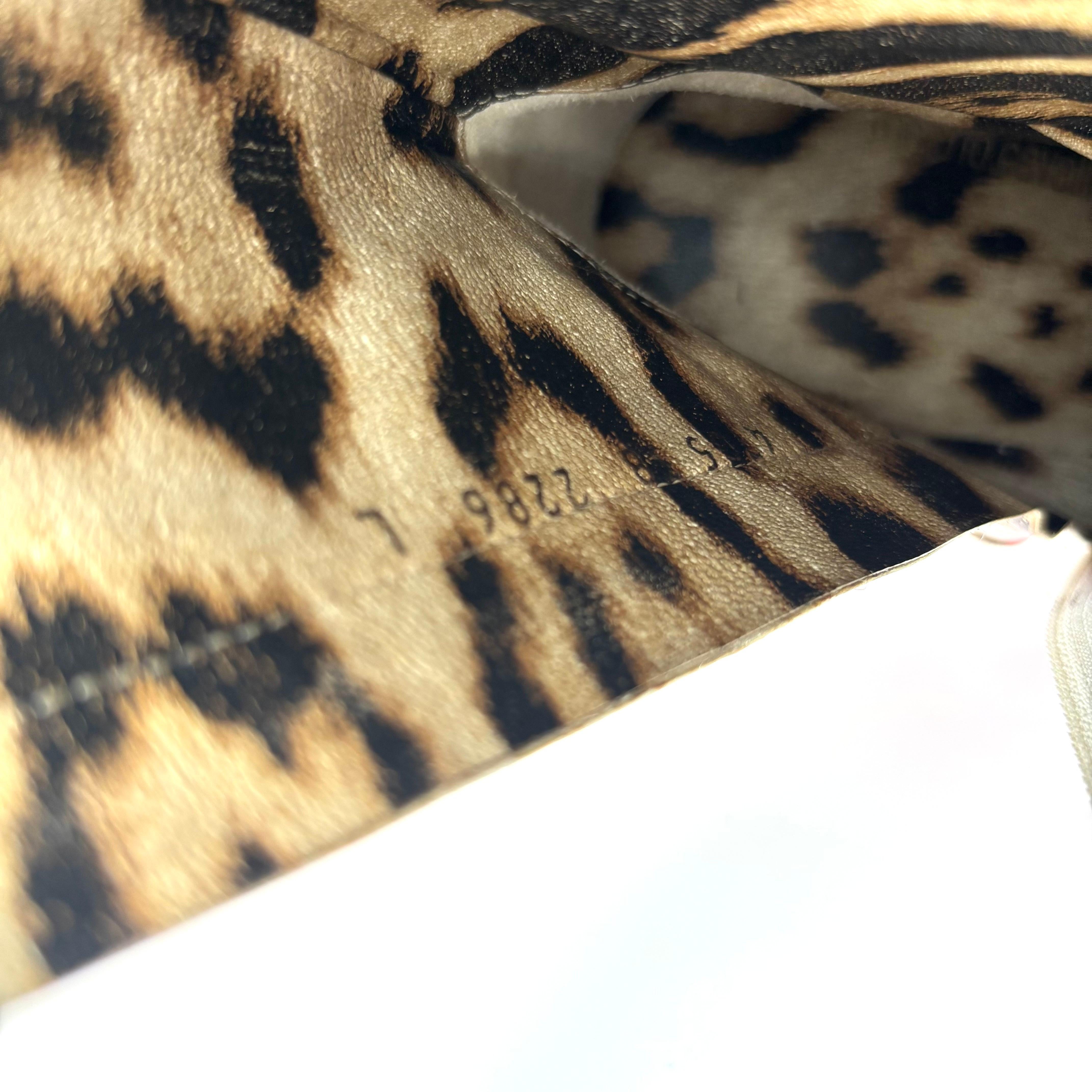 Roberto Cavalli Botas de tacón con puntera puntiaguda y estampado floral rosa 38 en venta 3