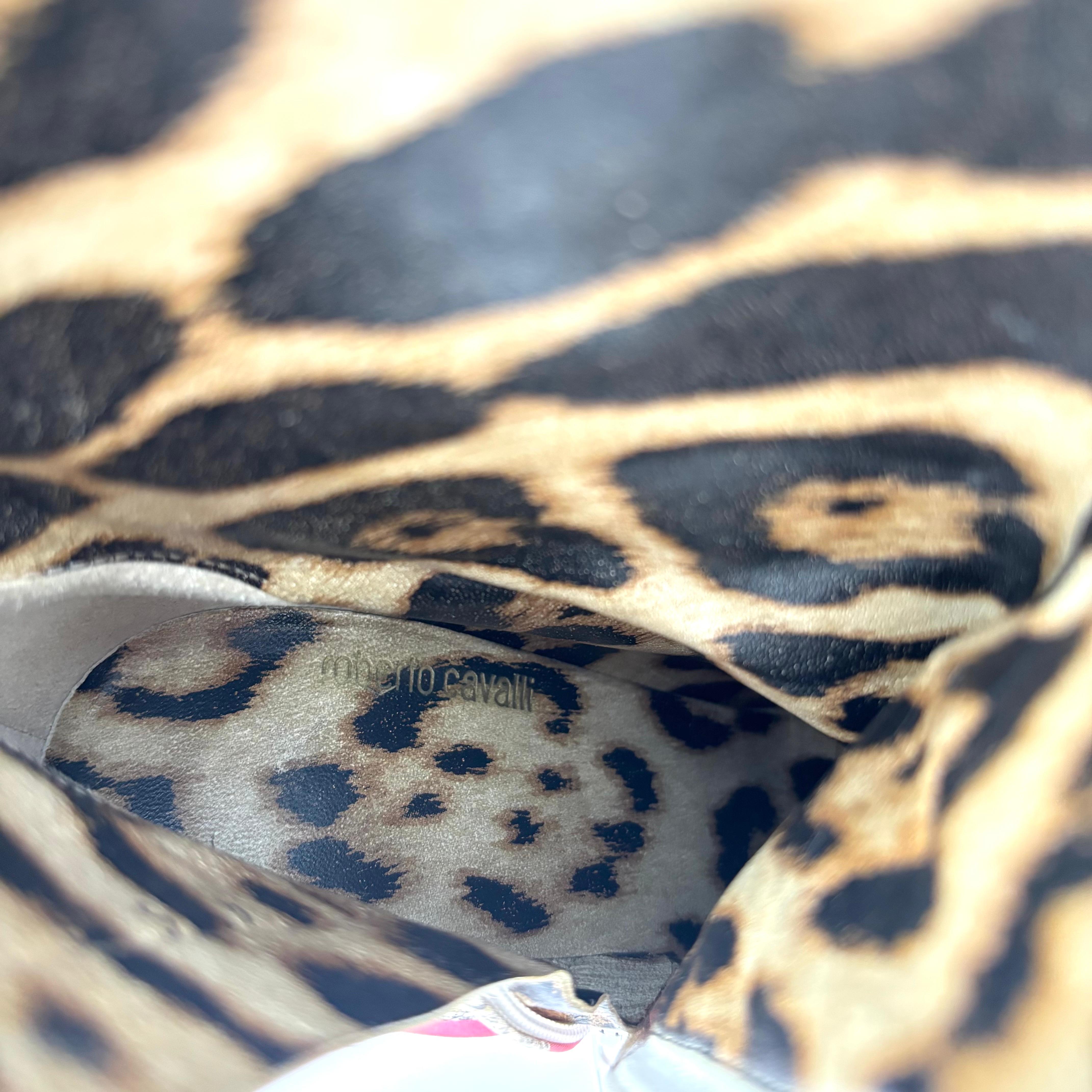 Roberto Cavalli Botas de tacón con puntera puntiaguda y estampado floral rosa 38 en venta 4