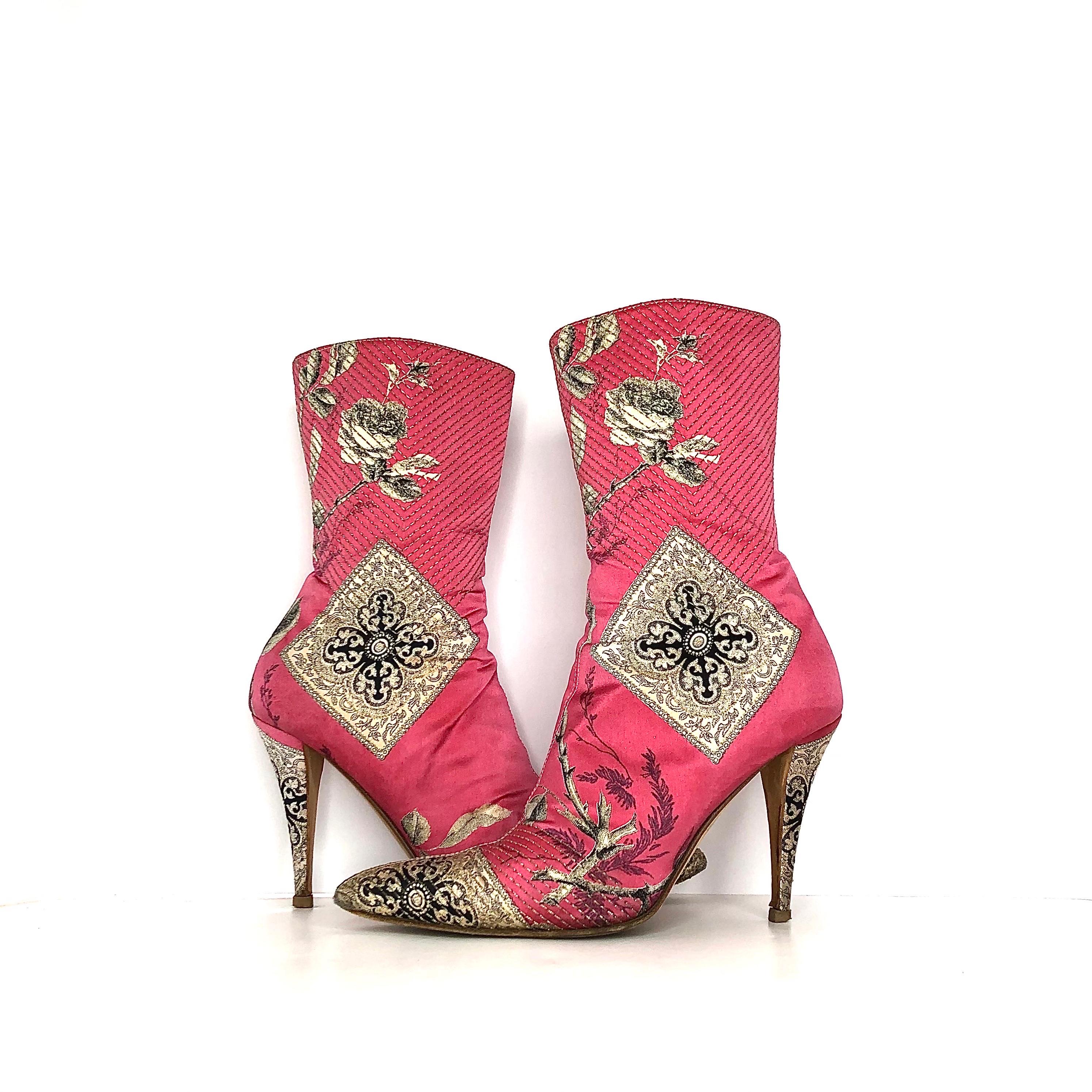 Roberto Cavalli Stivali a punta con tacco e zip con stampa floreale patchwork
Colore Rosa Multi
Taglia 40EU
Tomaia in tessuto
Suola in cuoio
Tomaia e tallone con stampa a fiori e motivi
Cerniera laterale nascosta
Tacco alto
Altezza tacco 4in
Segni