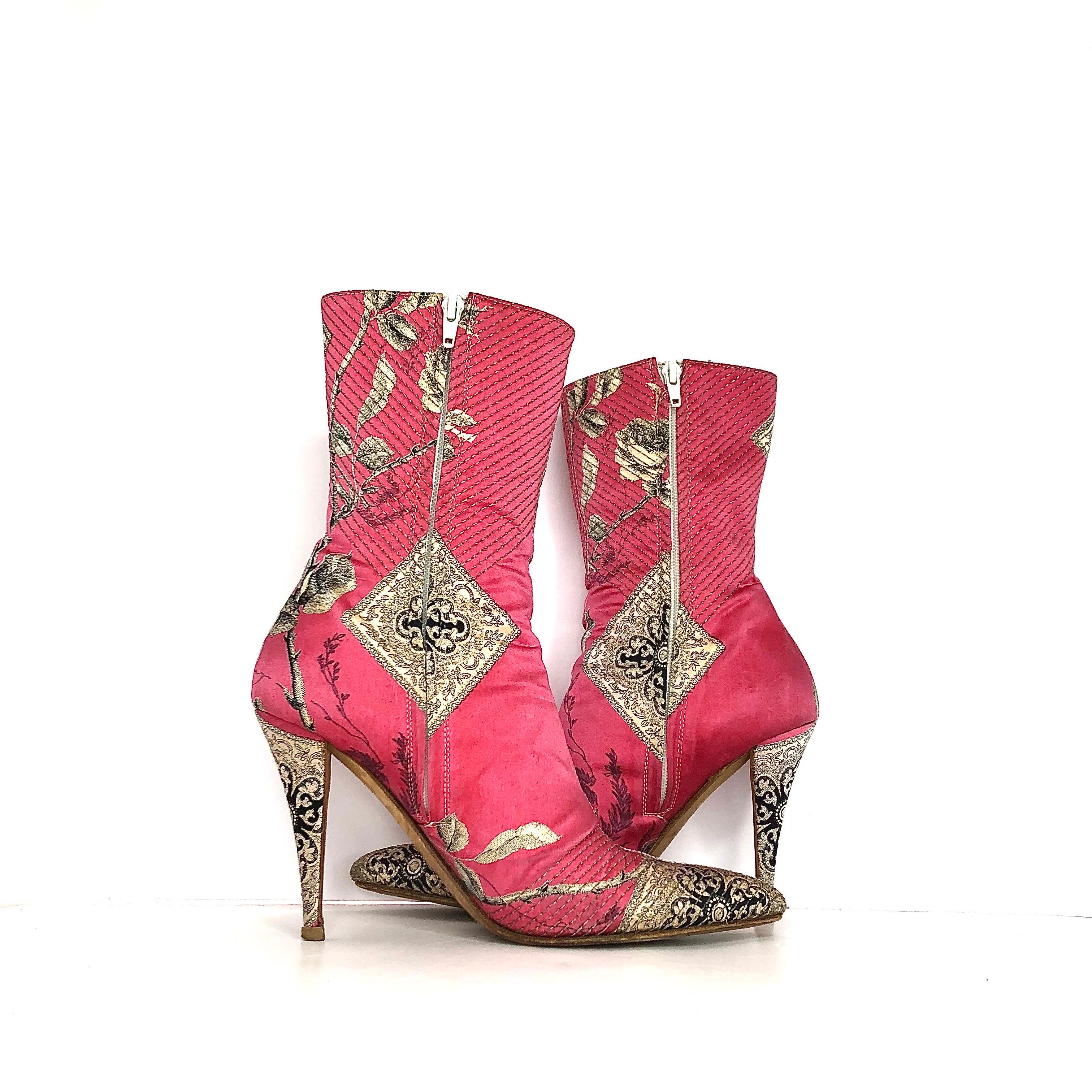 Rosa Roberto Cavalli Stivali con tacco a punta con stampa floreale patchwork rosa 40 in vendita
