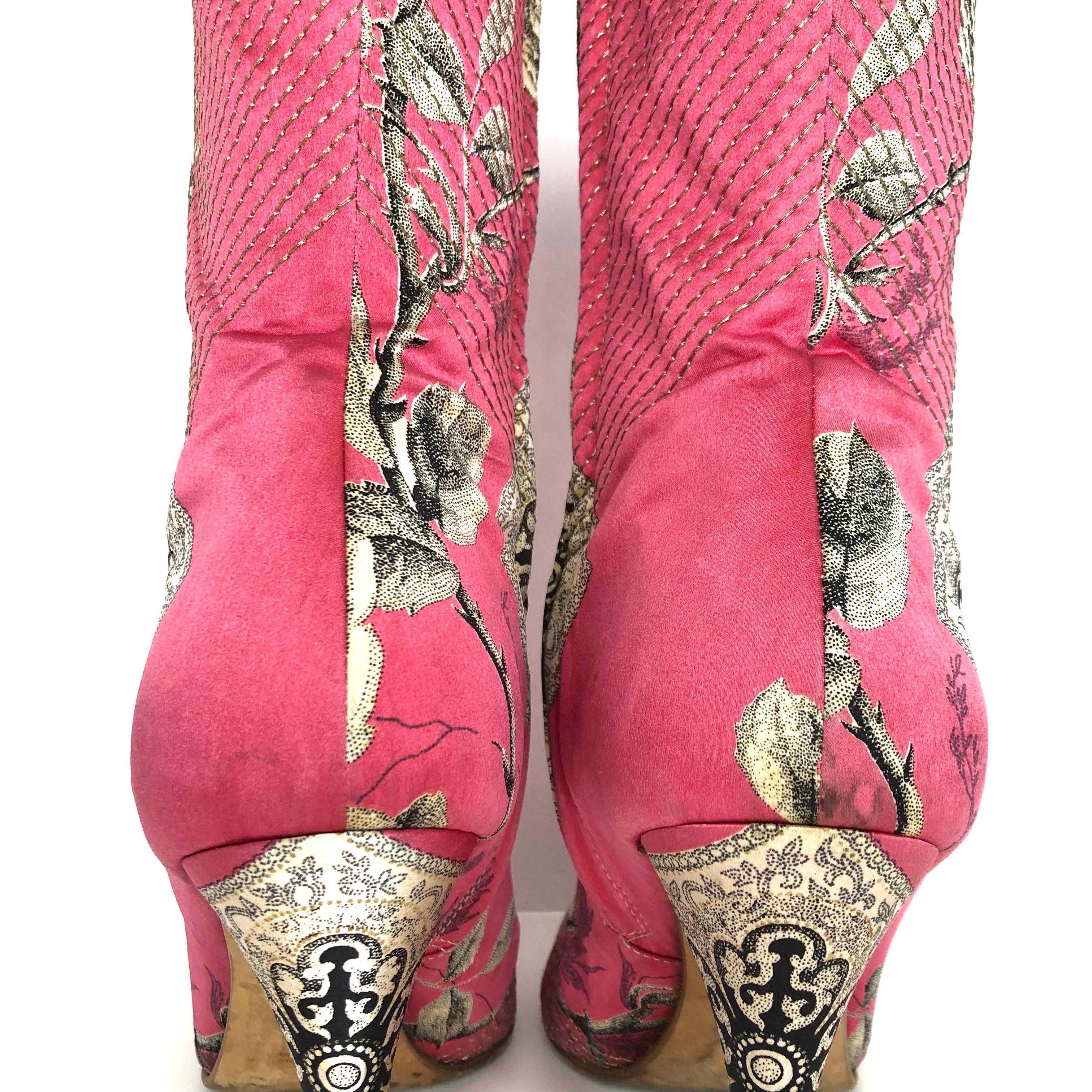 Donna Roberto Cavalli Stivali con tacco a punta con stampa floreale patchwork rosa 40 in vendita