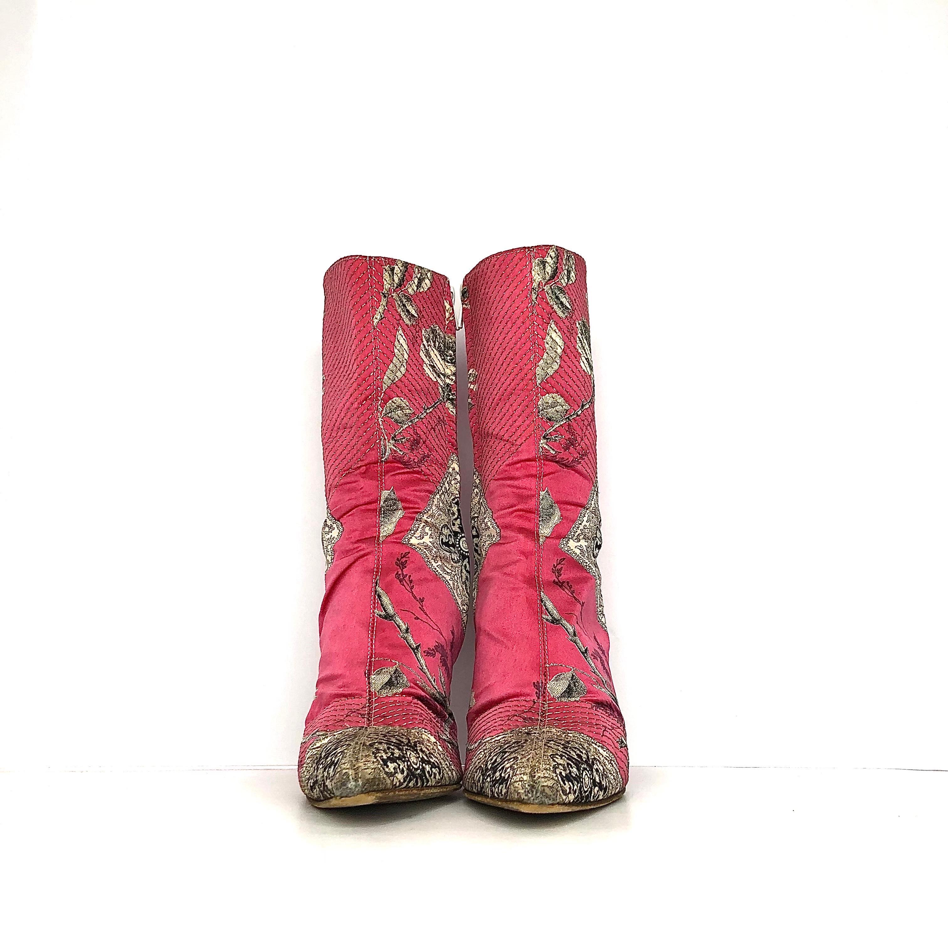 Roberto Cavalli Stivali con tacco a punta con stampa floreale patchwork rosa 40 in vendita 1