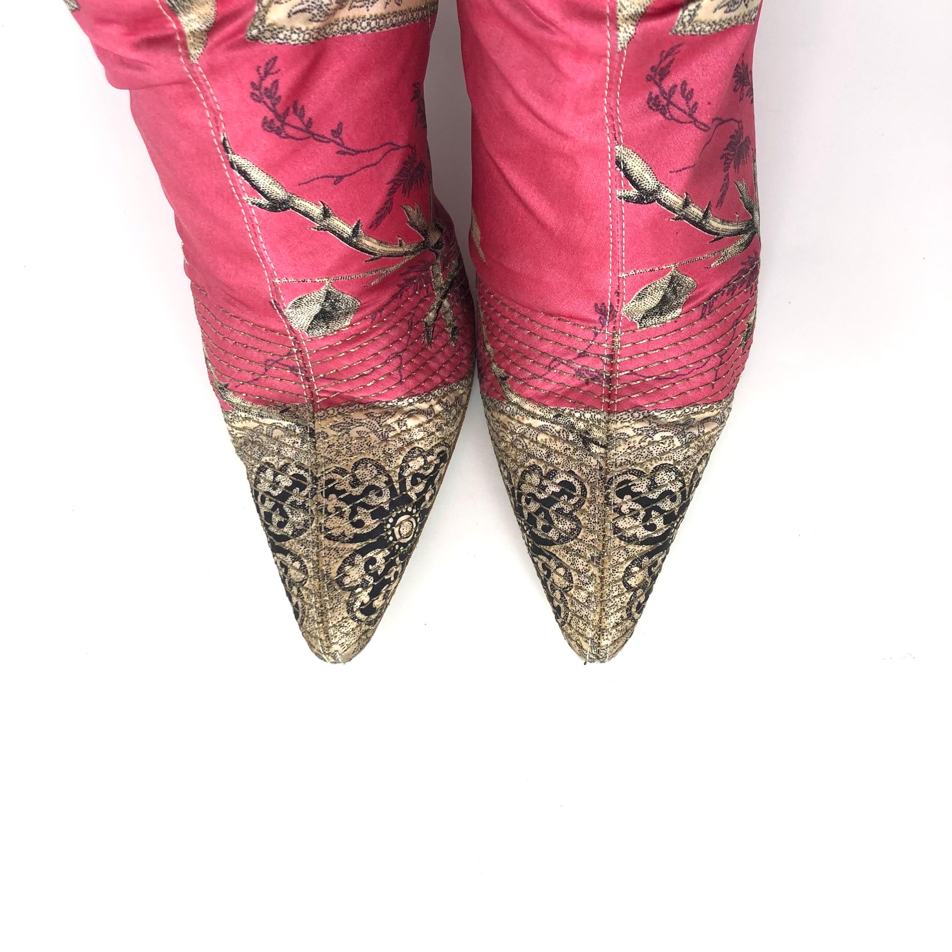 Roberto Cavalli Stivali con tacco a punta con stampa floreale patchwork rosa 40 in vendita 2