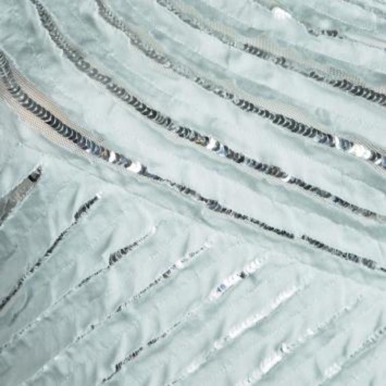 Roberto Cavalli n'a plus besoin d'être présenté et les créations de la marque sont totalement edgy, créatives et tout à fait intéressantes comme ce top bleu poudre.  Le top à une épaule est confectionné en 100 % soie et présente une silhouette à