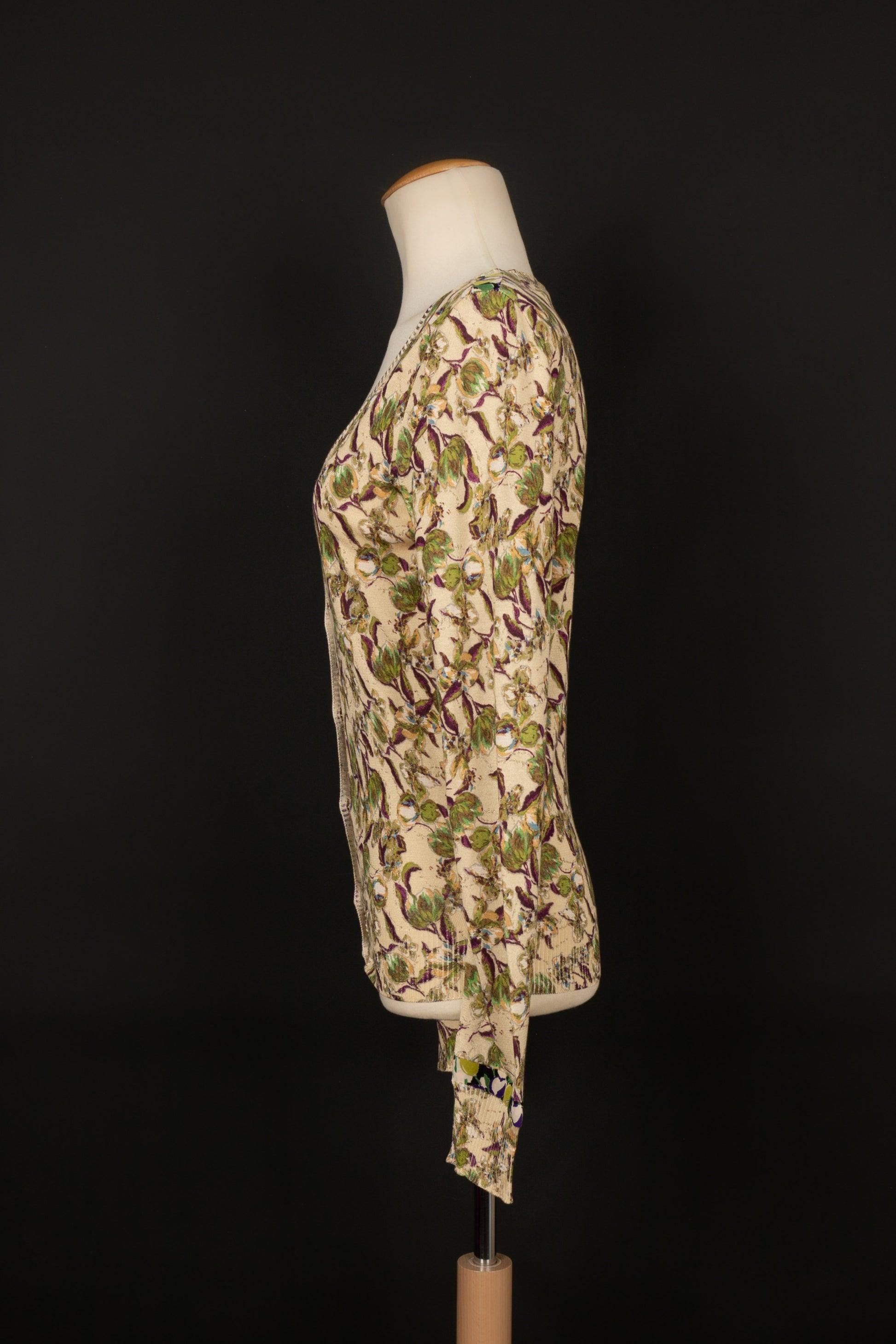 Cavalli - (Made in Italy) Cardigan in seta con motivi floreali. Taglia indicata 38FR.

Informazioni aggiuntive:
Condizioni: Ottime condizioni
Dimensioni: Larghezza spalle: 39 cm - Petto: 45 cm - Lunghezza maniche: 68 cm - Lunghezza: 62