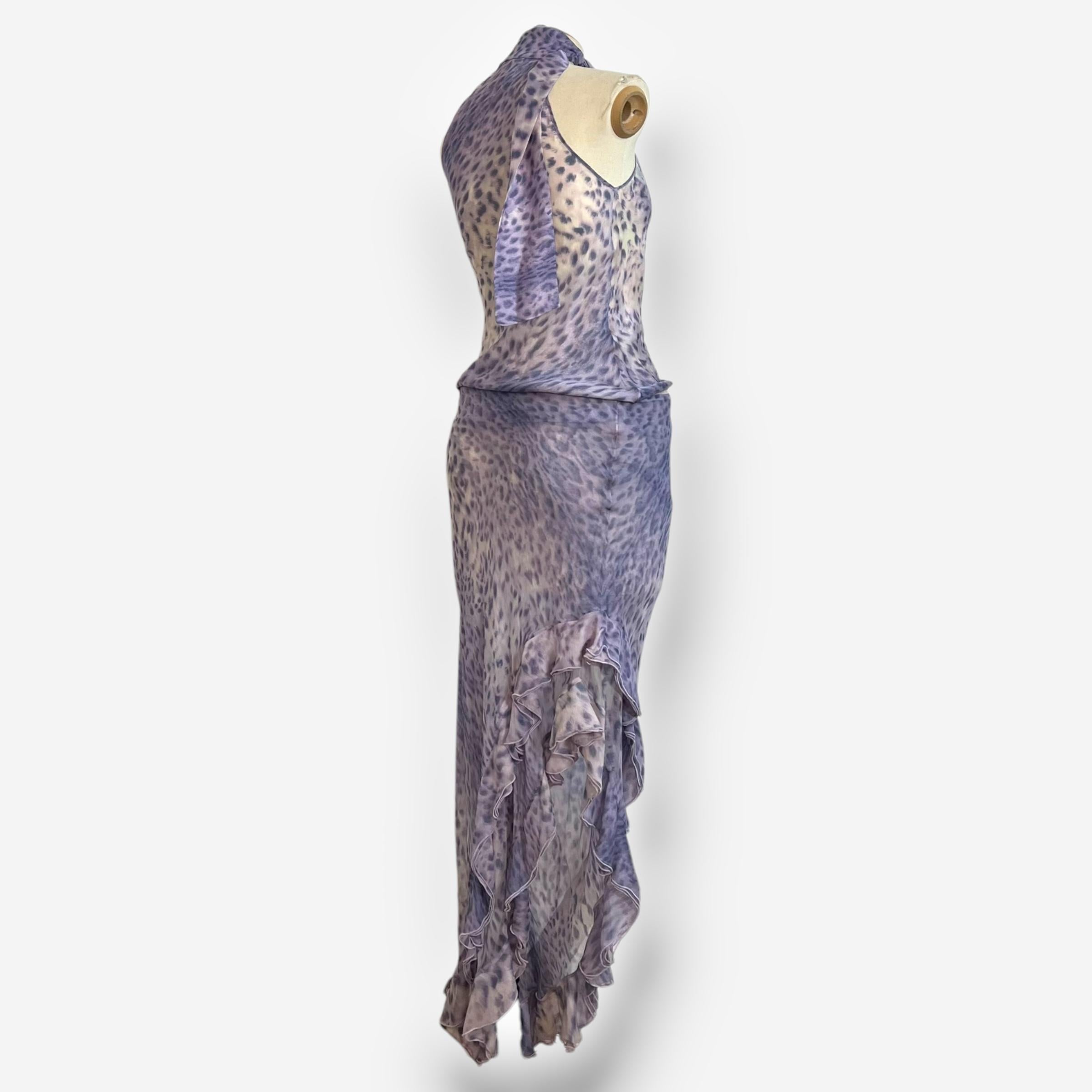 Cet ensemble deux pièces en soie éthéré, issu de la collection emblématique printemps/été 2000 de Roberto Cavalli, met en valeur le mélange de sensualité sauvage et d'élégance fluide qui fait sa signature. Ce look se compose d'un haut écharpe de