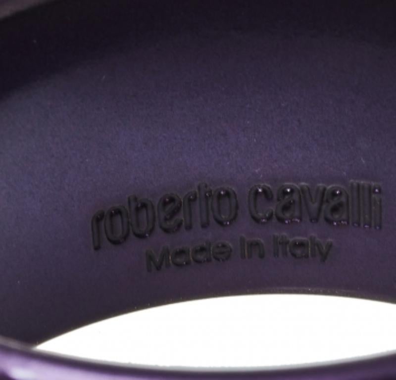 Bound to sit around your wrist and exude beauty, this Roberto Cavalli bracelet is a great buy. It is made from resin and detailed with a gold-tone metal logo. The bracelet has a smooth finish and an appeal that is modern.
