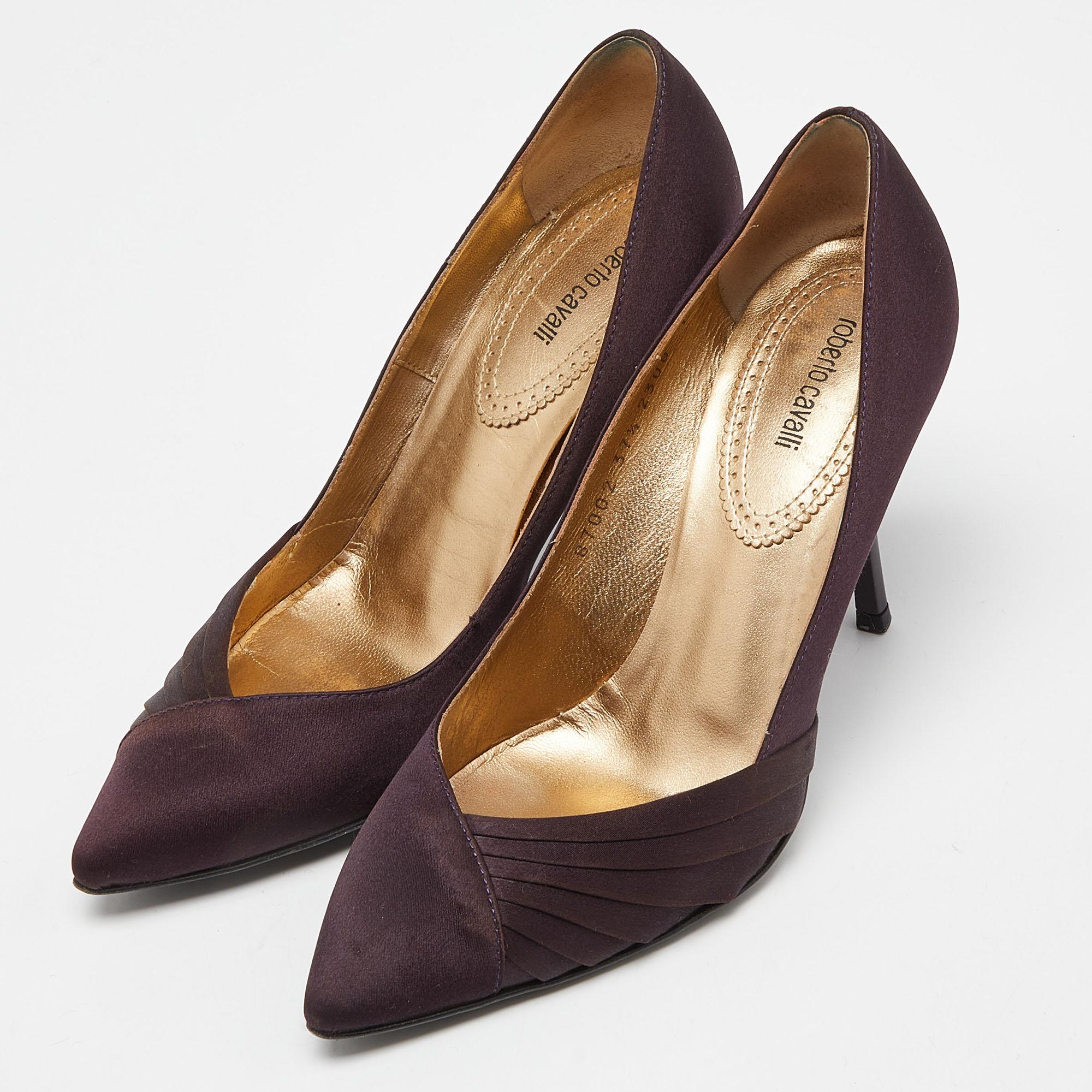 Faites preuve de chic avec ces escarpins de créateur. Elles présentent des talons robustes et des semelles durables, parfaits pour vos sorties à la mode !