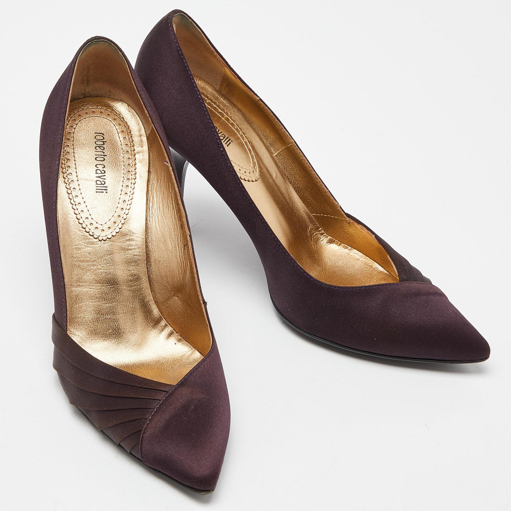 Escarpins à bout pointu en satin violet Roberto Cavalli, taille 37 État moyen - En vente à Dubai, Al Qouz 2