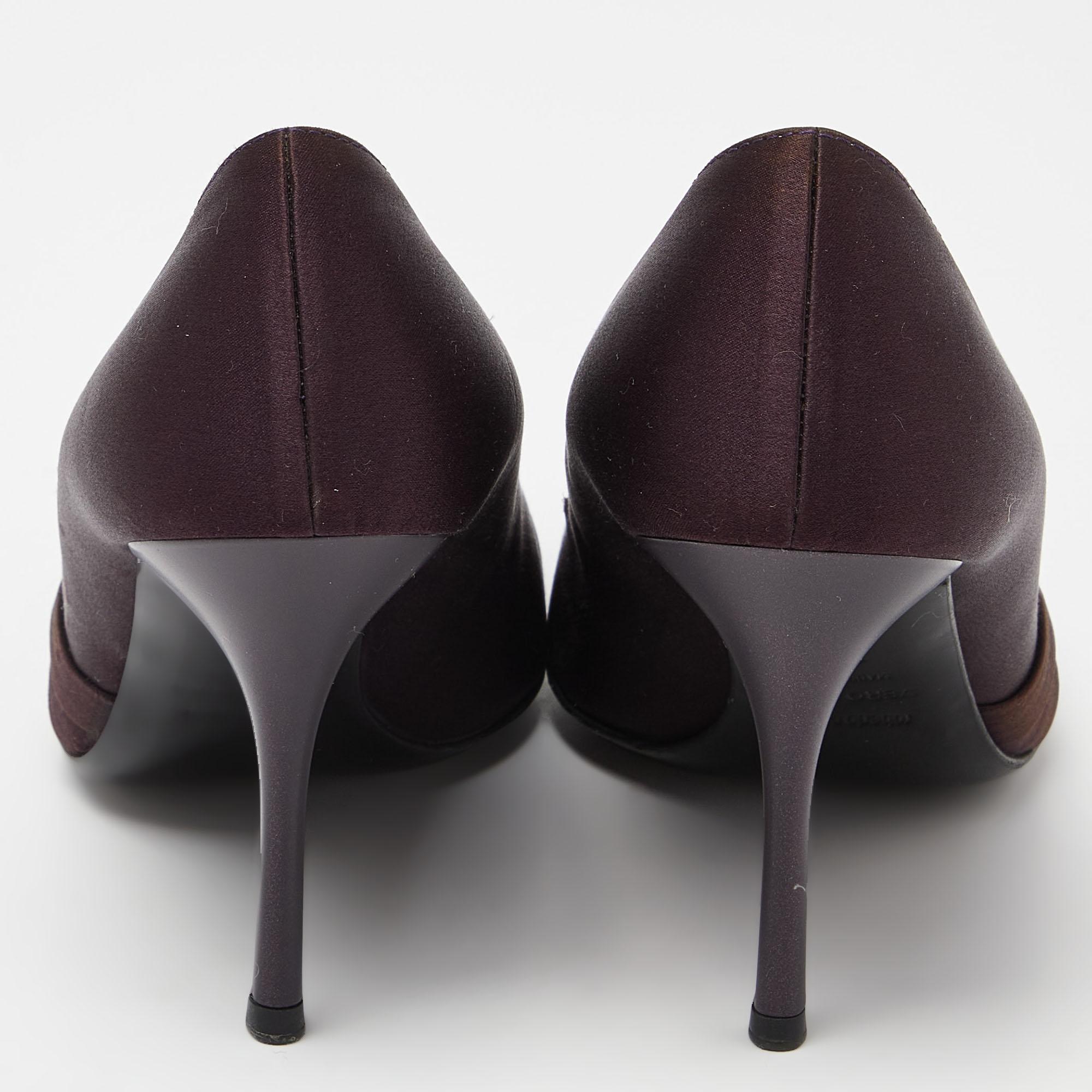 Escarpins à bout pointu en satin violet Roberto Cavalli, taille 37 Pour femmes en vente