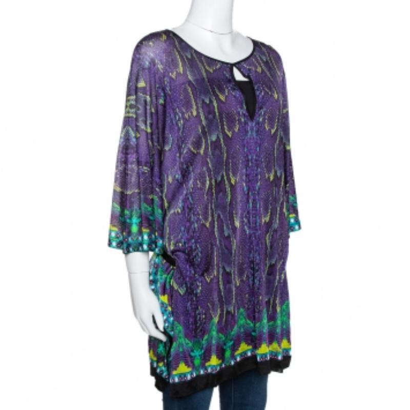 Ce superbe kaftan provient de la maison Roberto Cavalli. Confectionné en soie, il est orné d'imprimés serpents sur l'ensemble de sa surface. Ce haut est doté d'une ceinture, d'un effet diaphane et d'une coupe ample. Il est juste ce qu'il faut pour