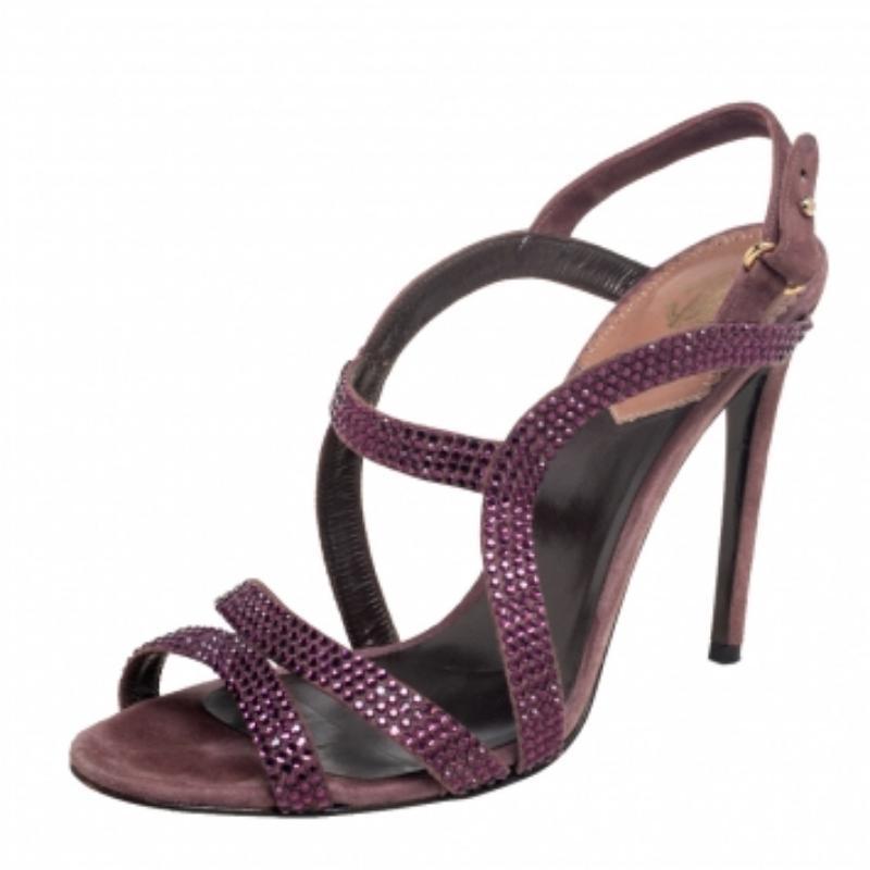 Les collections de Roberto Cavalli témoignent de l'esthétique opulente et glamour du Label. . Confectionnées en daim, ces sandales présentent une élégante silhouette à brides rehaussée de cristaux. Elles sont dotées d'un talon de 12 cm, de