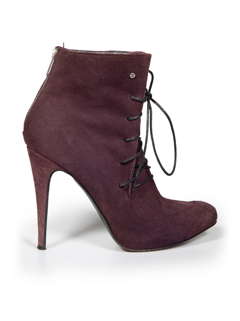 L'ÉTAT est très bon. L'usure minimale des bottes est évidente. Usure minimale de l'empeigne en daim et des talons en daim sur cet article de revente d'occasion de la marque Roberto Cavalli.
 

 

 

 Détails
 

 

 Violet
 

 Suède
 

 Bottines
 

