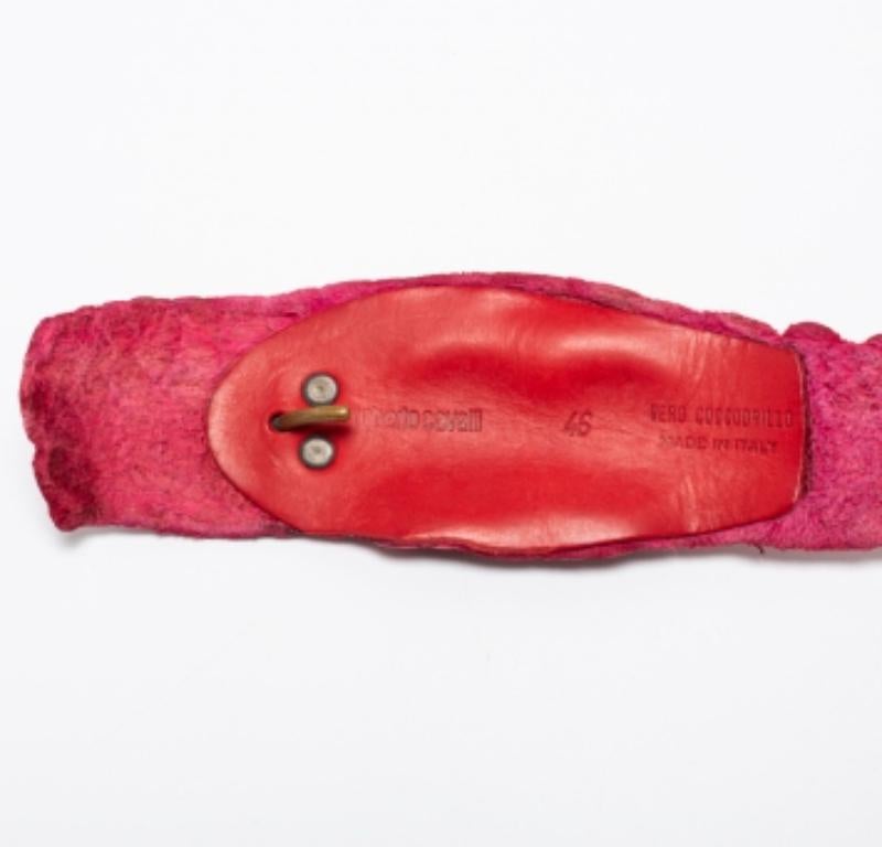 Roberto Cavalli - Cintura in vita in coccodrillo rosso con retro in corno In condizioni ottime in vendita a Dubai, Al Qouz 2