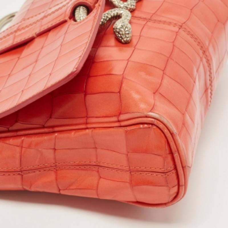 Functional and stylish, this designer label's collections capture the effortless, elegant finesse of the modern woman. Crafted from quality materials, this chic bag is easy to carry and can fit in your daily essentials effortlessly.