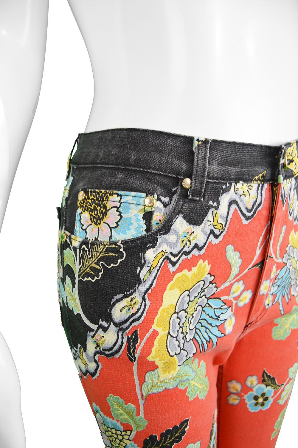 Roberto Cavalli Jeans mit rotem Blumendruck im Angebot 3