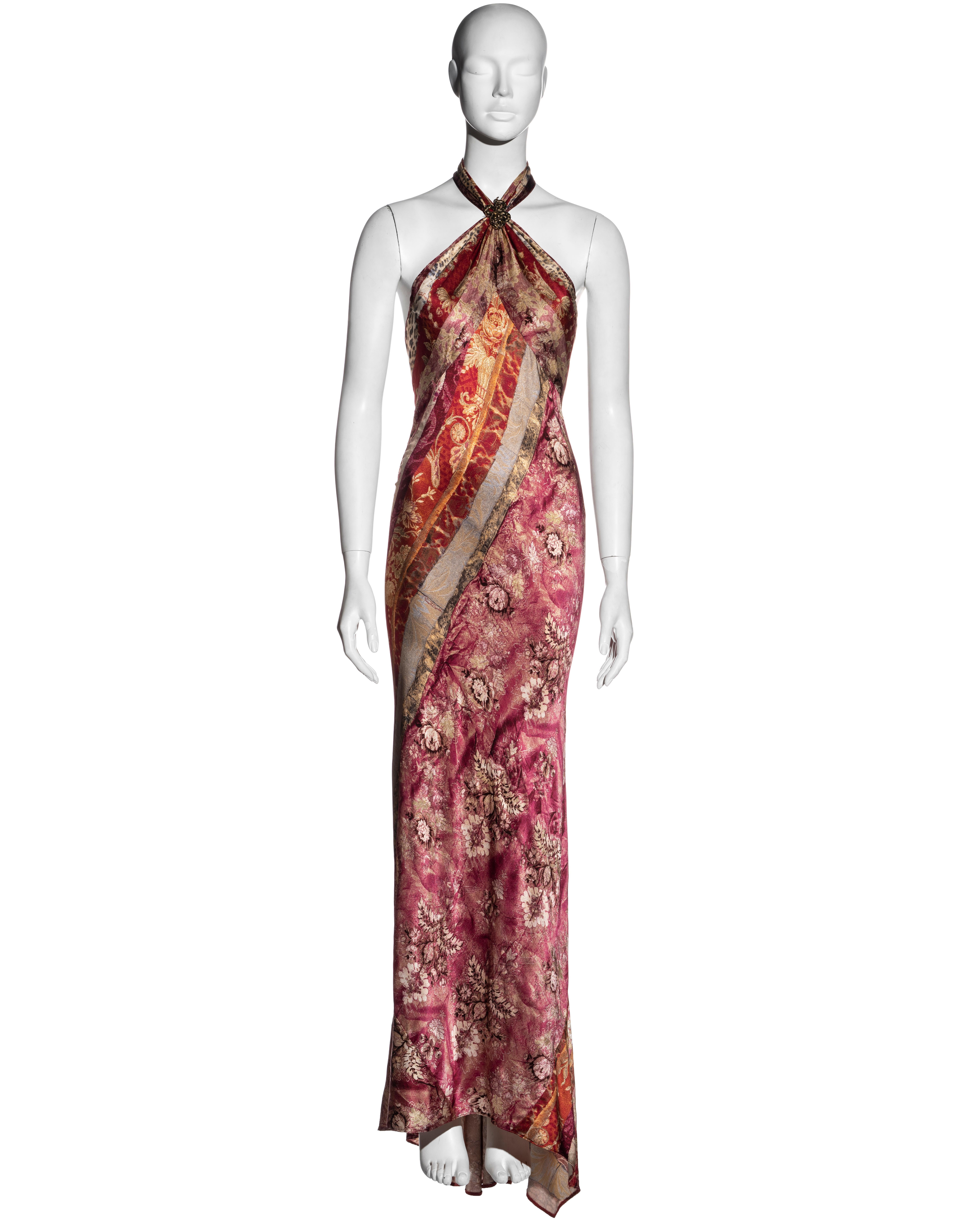 ▪ Roberto Cavalli Abendkleid aus Seide im Schrägschnitt
▪ Patchwork-Schal mit Druck in Rot, Rosa und Goldmetallic
▪ Schlangenbrosche mit Neckholder-Ausschnitt und 2 Bändern am Rücken
▪ Taschentuch-Saum 
▪ IT 40 - FR 36 - UK 8 - US 4
▪ 100% Seide
▪