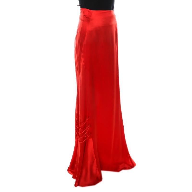 Chic, stylish and very modern, this maxi skirt from Roberto Cavalli is sure to make you stand out and win compliments from one and all! Royal in red, this skirt is made of silk and features a flared silhouette. It comes equipped with a zip closure