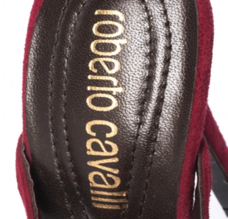 Roberto Cavalli Riemchensandalen aus rotem Wildleder Größe 37 (Braun) im Angebot