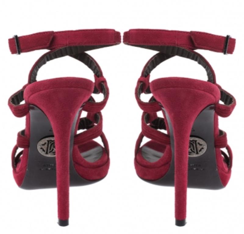 Roberto Cavalli Riemchensandalen aus rotem Wildleder Größe 37 im Zustand „Gut“ im Angebot in Dubai, Al Qouz 2