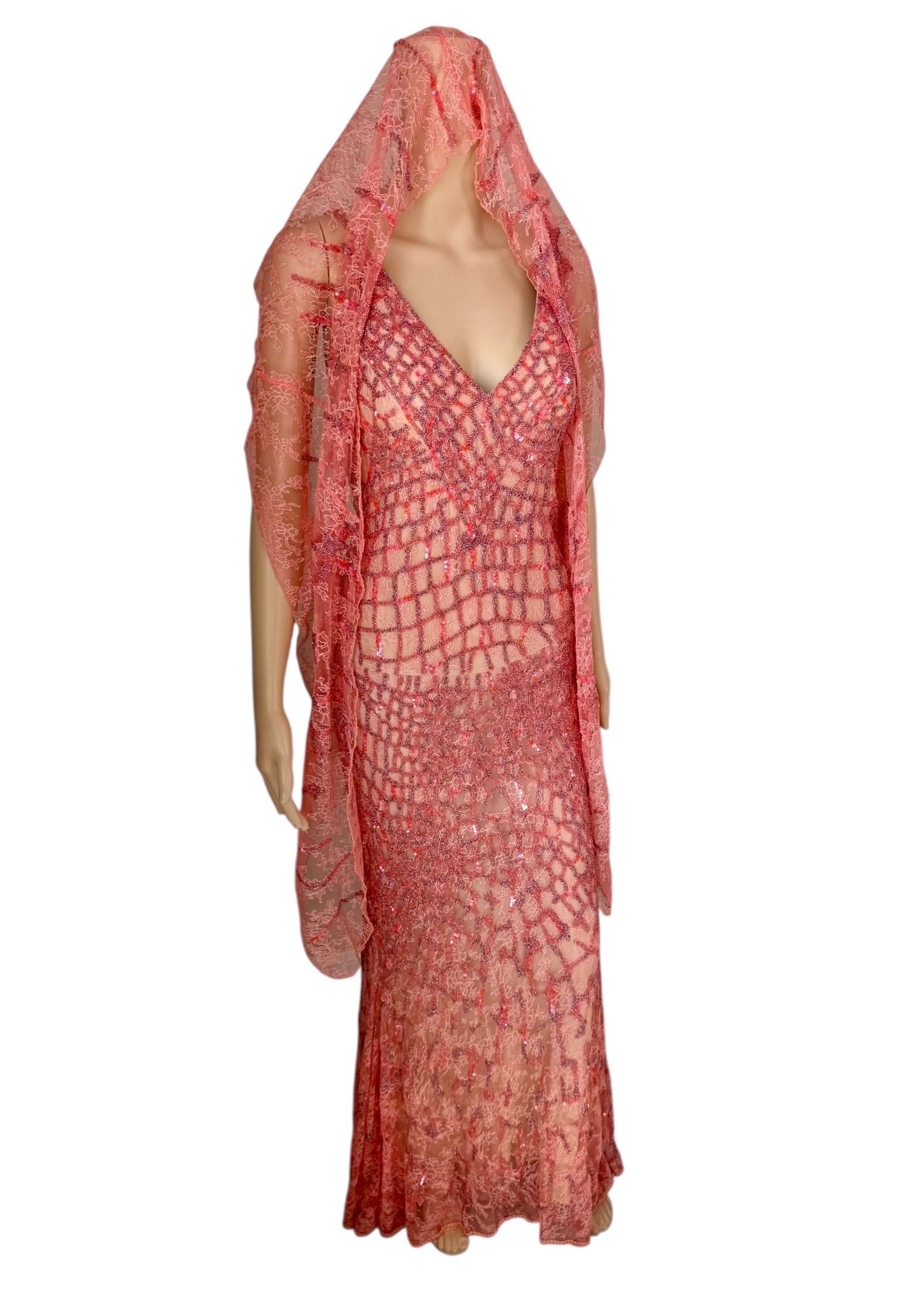 Roberto Cavalli Resort 2014 Embellished Lace Evening Dress and Shawl 2 Piece Set (Ensemble 2 pièces en dentelle ornée)

Taille : IT 42

Condit : Excellent état vintage, les pads de poitrine ont été ajoutés par un professionnel mais peuvent être