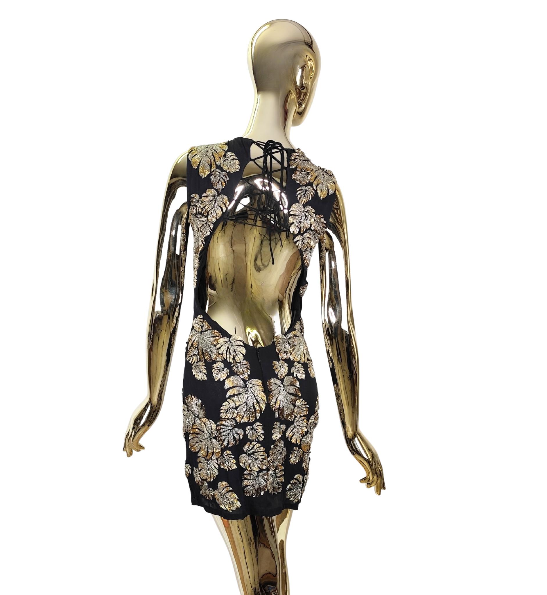 Gris Roberto Cavalli Resort 2016 - Robe en soie noire à dos ouvert, ornée de perles argentées. en vente