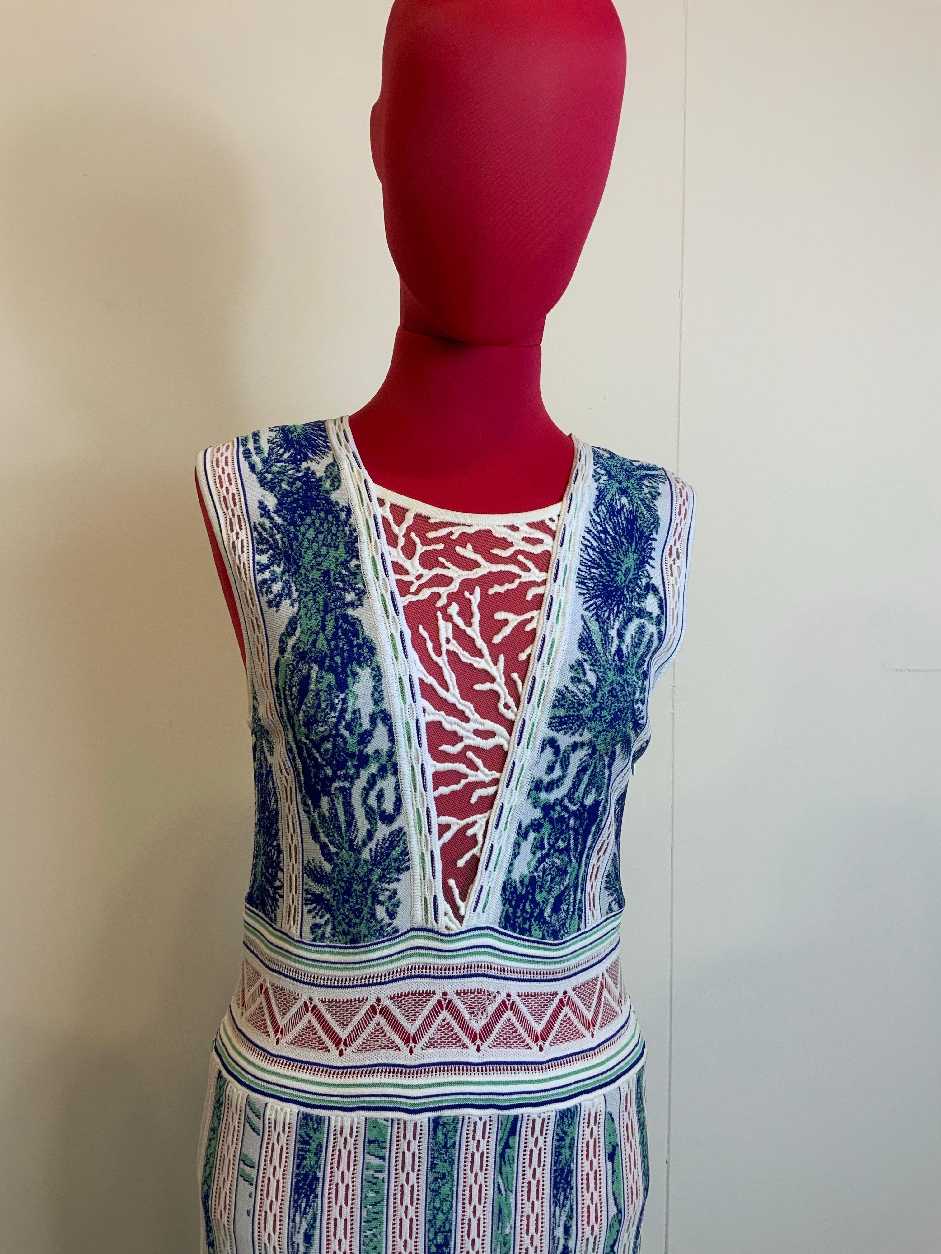 Abito Roberto Cavalli.
Villaggi turistici 2018.
In viscosa, poliestere e nylon.
Materiale semitrasparente.
Taglia italiana 44.
Spalle 40 cm
Busto 40 cm
Vita 33 cm
Lunghezza 150 cm
Ottime condizioni generali, presenta segni di normale