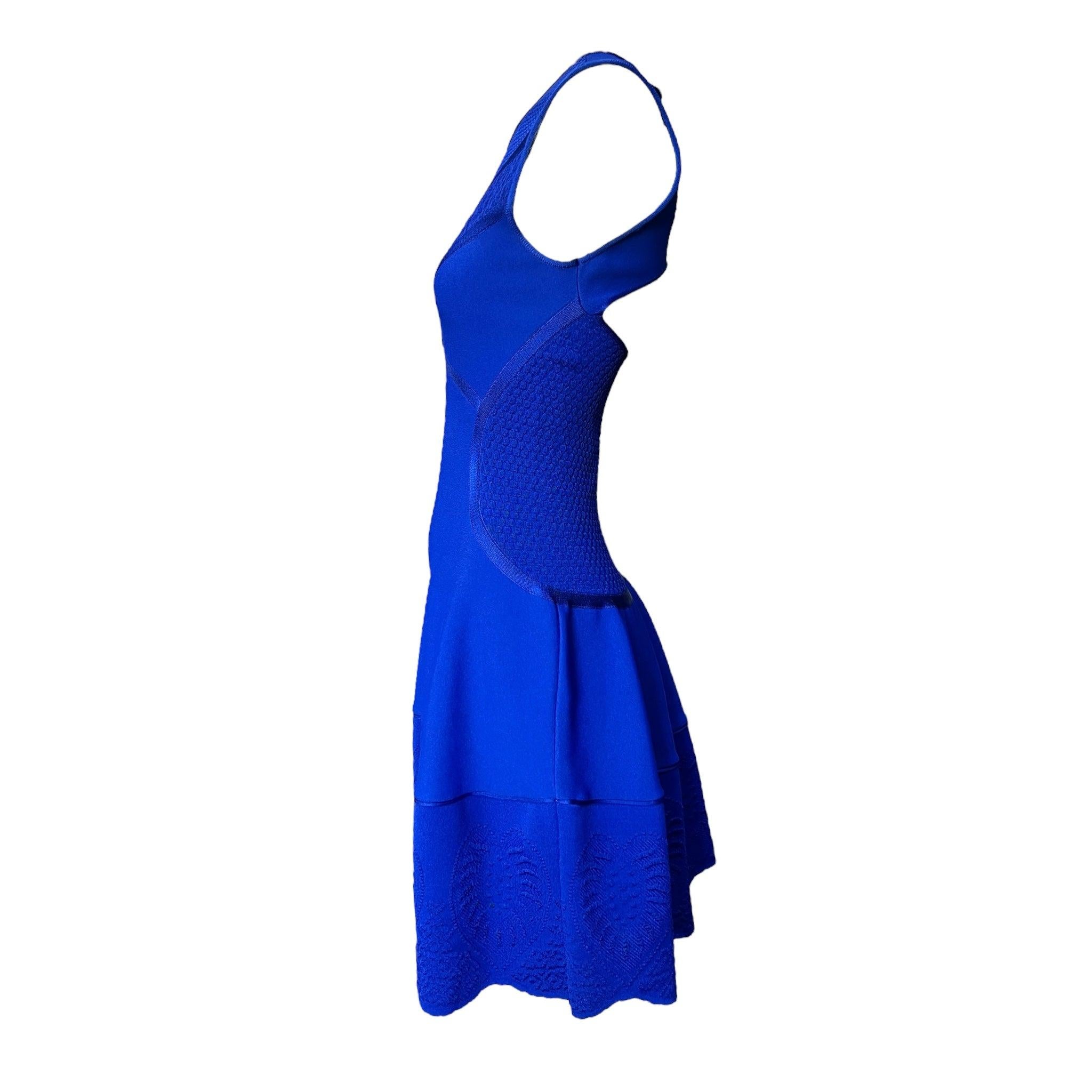 Deportivo y chic Vestido de punto azul Roberto Cavalli de su colección Resort 2015. Descarado recorte en la espalda y favorecedor trabajo de costura, que recuerda a las fabulosas prendas de punto estructuradas que favorecen la figura y que fabrica