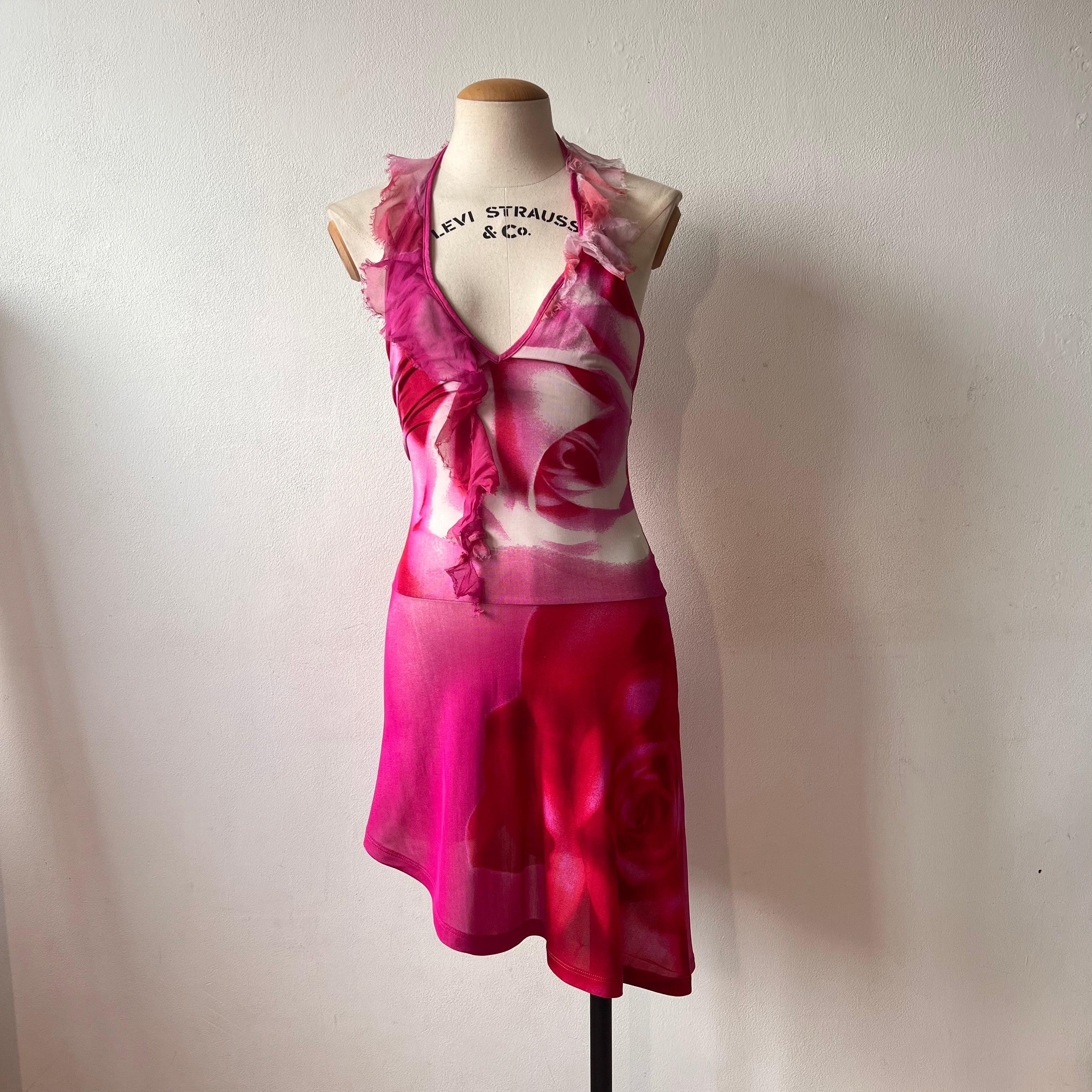 Cette robe dos nu à l'imprimé rose vibrant de Roberto Cavalli, issue de la collection printemps/été 2000, capture le romantisme audacieux du Cavalli du début des années 2000. Fabrice en tissu léger et légèrement extensible, la robe épouse le corps