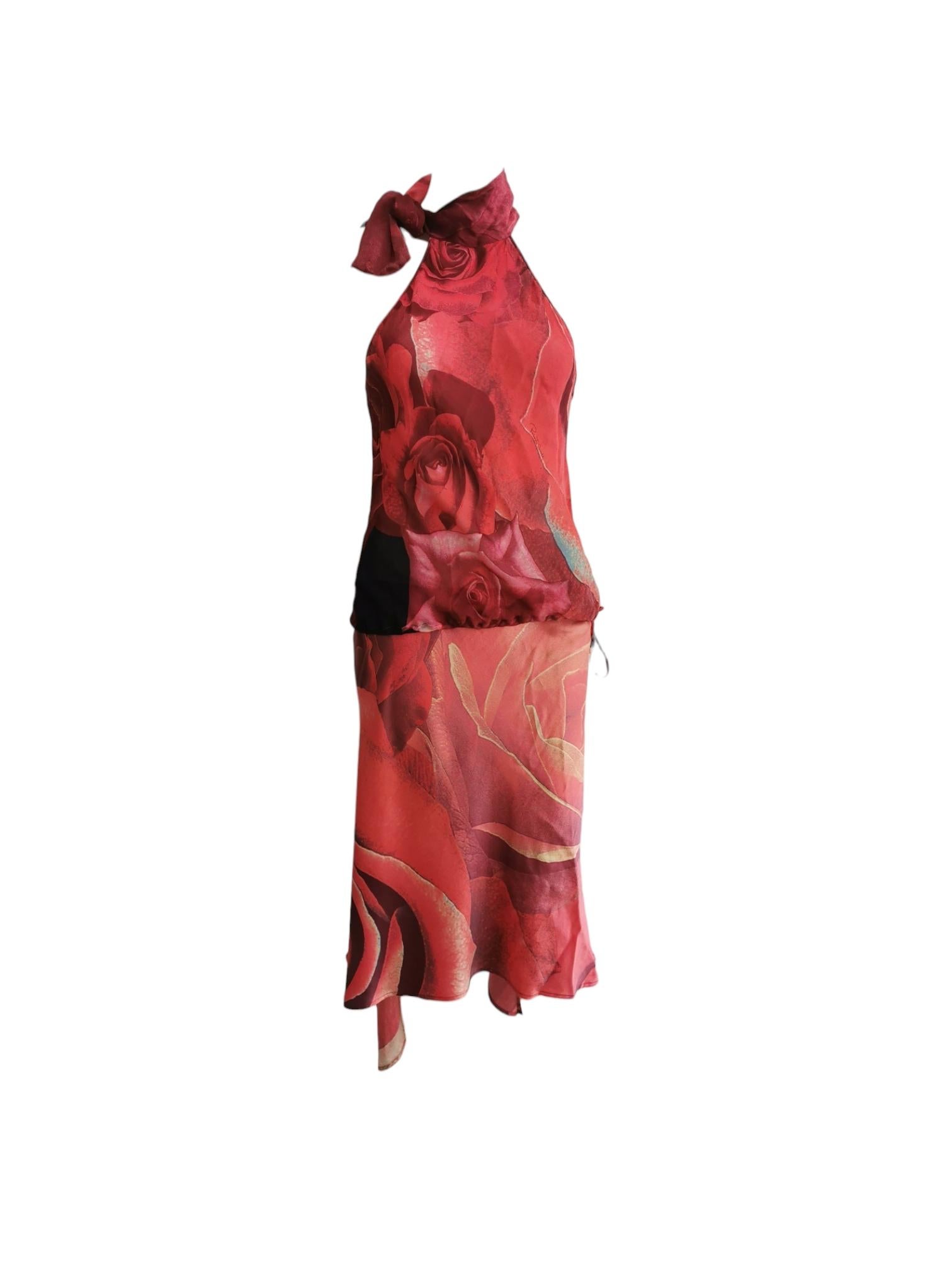 My Runway Archive vous présente ce fantastique ensemble jupe imprimé rose de Roberto Cavalli, issu de la collection SS 2000. 
Condit : Très bon
MATERIAL : Soie
Taille : Top taille petite, jupe taille moyenne 
Suivez-nous sur Insta ! @myrunwayarchive