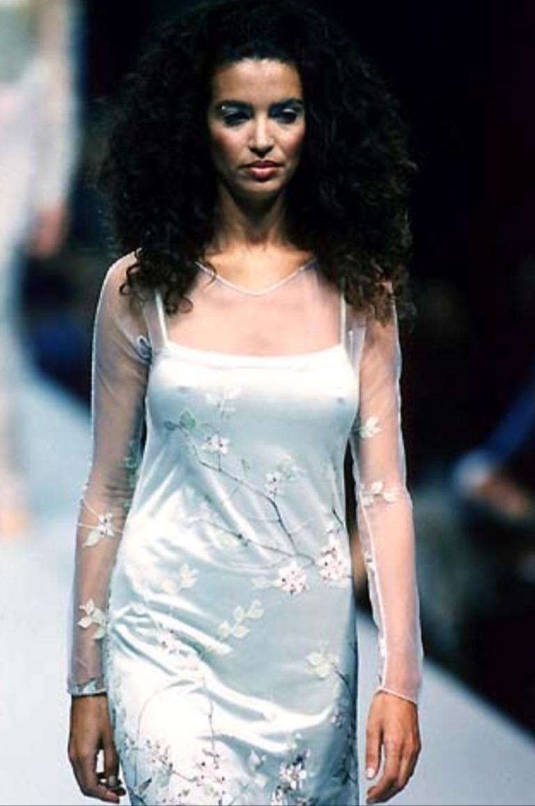 Roberto Cavalli S/S 1998 Netzoberteil
Rosa Blumen drucken
Dehnbare Baumwollmischung

Markierte Größe M

Abmessungen:
Schultern 36 cm - 14.5 in
Oberweite 80-98 cm - 31.5-38.5 in
Taille 68-86 cm - 26.5-34 in
Hüften 80-100 cm - 31.5-39.5 in 
Länge 55
