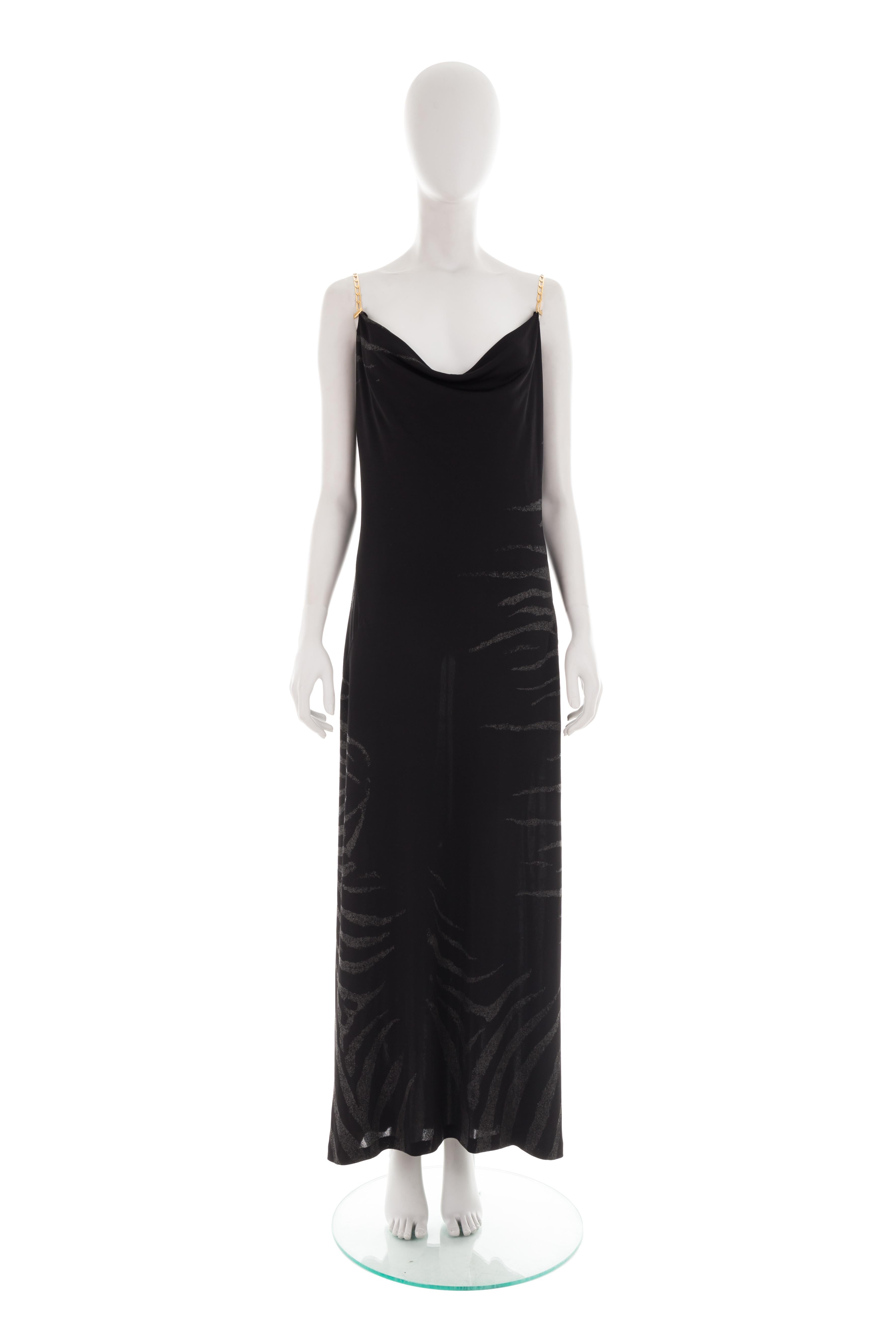 - Roberto Cavalli colección primavera-verano 1999 
- Vendido por Gold Palms Vintage
- Vestido de noche negro de viscosa
- Estampado de cebra con purpurina
- Cuello redondo
- Correas de cadena con logotipo dorado 
- Nuevo con etiquetas
- Talla: S