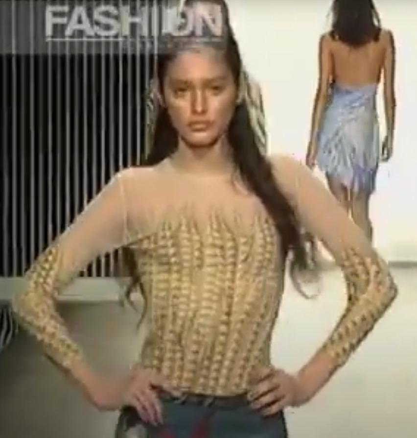Roberto Cavalli, top a rete P/E 1999
Stampa di piume marroni
Tessuto di cotone elasticizzato

Taglia M

Misure:
busto 84-110 cm - 33-43 in
vita 72-96 cm - 28-38 in
fianchi 80-104 cm - 31,5-41 in
lunghezza 50 cm

Buono stato
Alcuni segni d'uso e fili