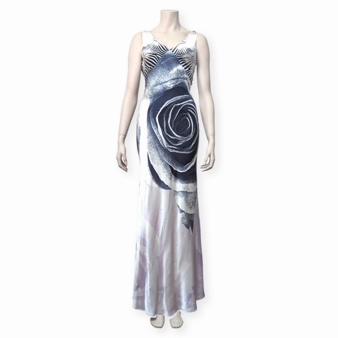 By Roberto Cavalli silk dress with black flower details and zebra patern . Circa 2000s

· Two shoulders with knots
· Maxi dress
· inner bra
 

Size fits S

Flat measurements :

Breast : 40 cm
Waist : 32cm
Hips : 40 cm
Lenght : 130cm
 
Colors :