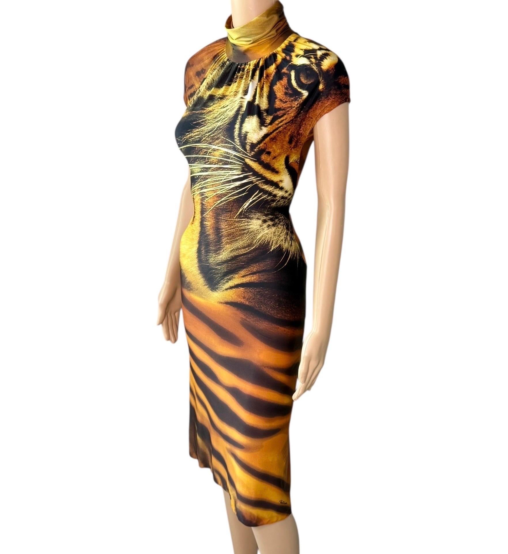 Roberto Cavalli F/S 2000 Rollkragenpullover mit Ausschnitt und Tiger-Tierdruck und Midikleid mit Ausschnitt im Angebot 9
