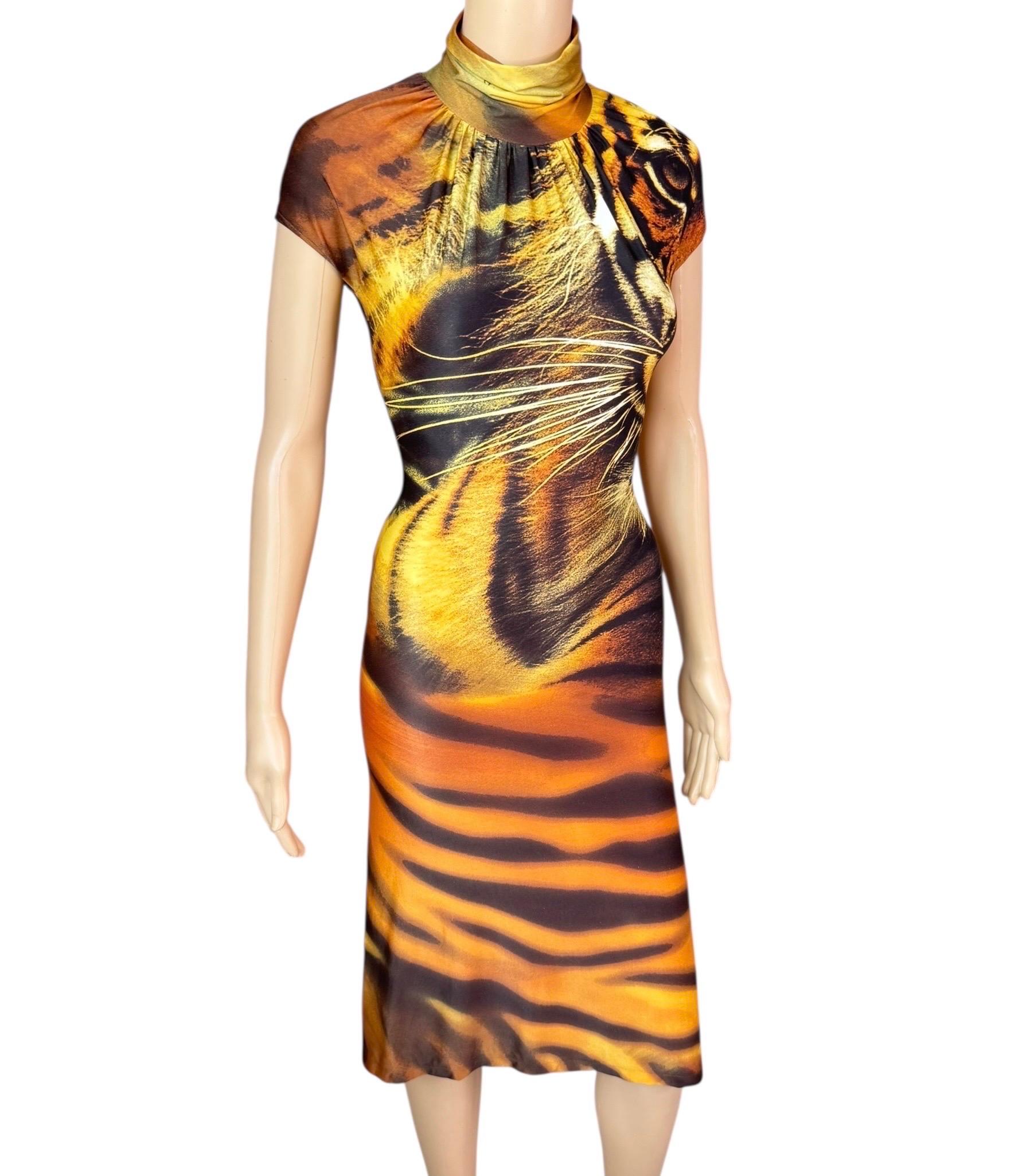 Roberto Cavalli F/S 2000 Rollkragenpullover mit Ausschnitt und Tiger-Tierdruck und Midikleid mit Ausschnitt im Angebot 1