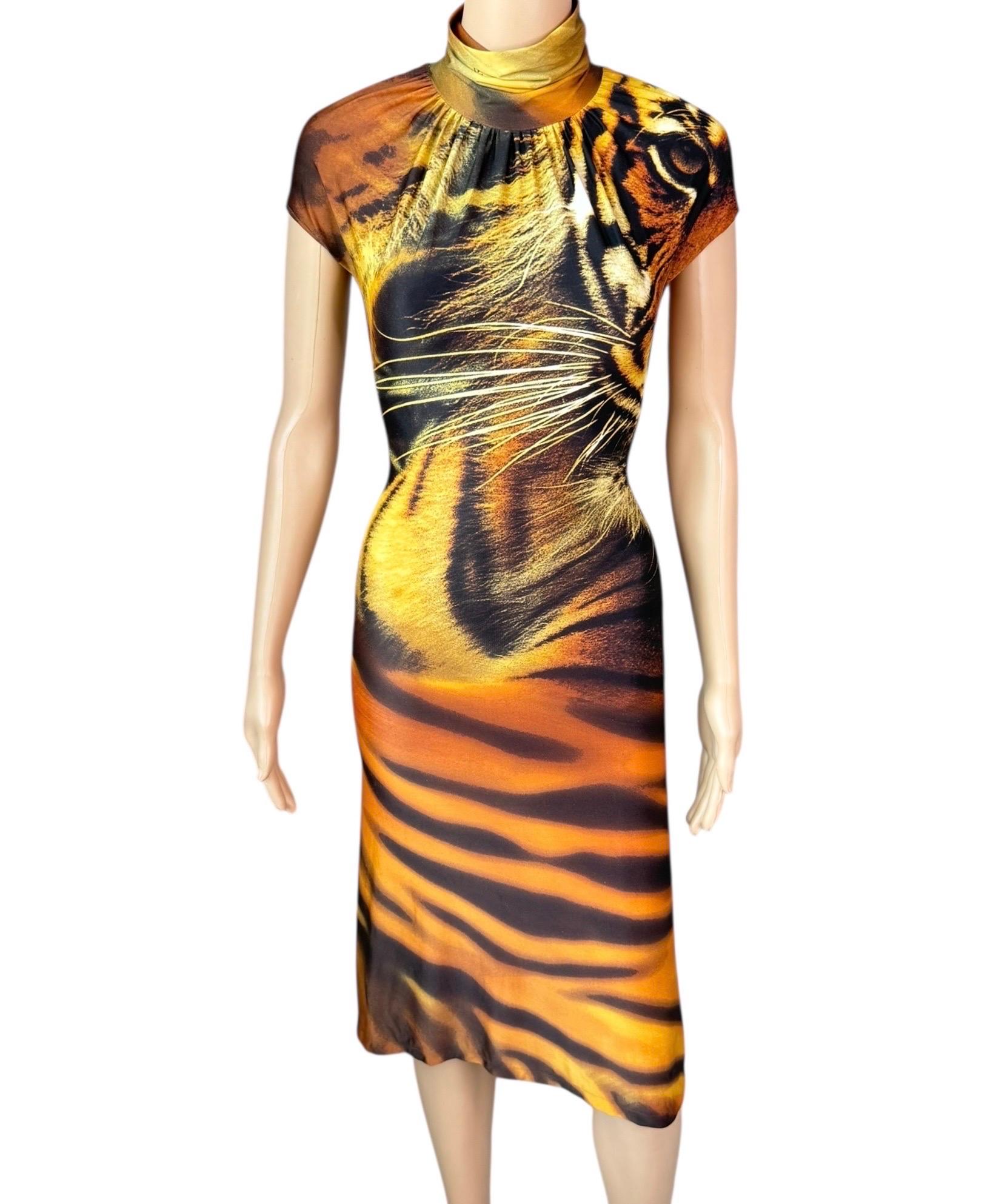 Roberto Cavalli F/S 2000 Rollkragenpullover mit Ausschnitt und Tiger-Tierdruck und Midikleid mit Ausschnitt im Angebot 3