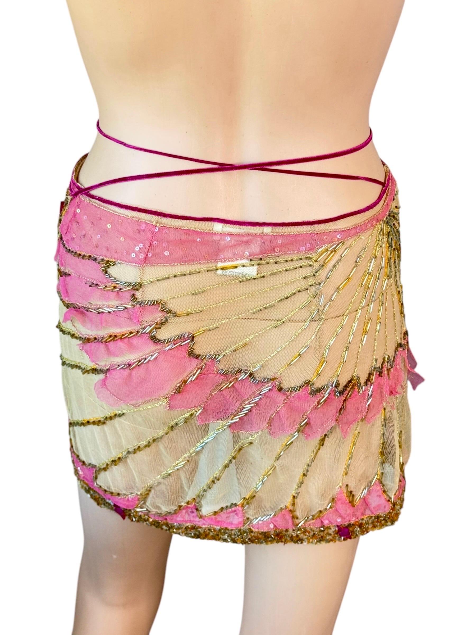 Roberto Cavalli - P/E 2000 - Mini gonna sarong ricamata a mano e impreziosita da tulle trasparente

Minigonna sarong di Roberto Cavalli rosa, pesca e oro della collezione Primavera 2000 di 45