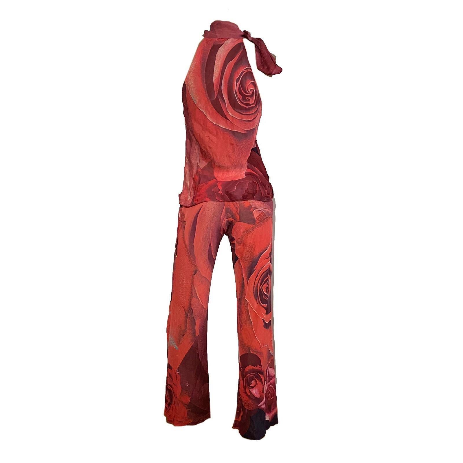 Roberto Cavalli Two-piece Set Ensemble (Turtleneck Sleeveless Top + Matching Flared Pants) with Allover Red Roses floral print from the Spring/Summer 2000 collection.

Size S

PANTS
Waistline: 70 cm/ 27,5 inch
Outseam: 98 cm/ 38,5 inch
Inseam: 76