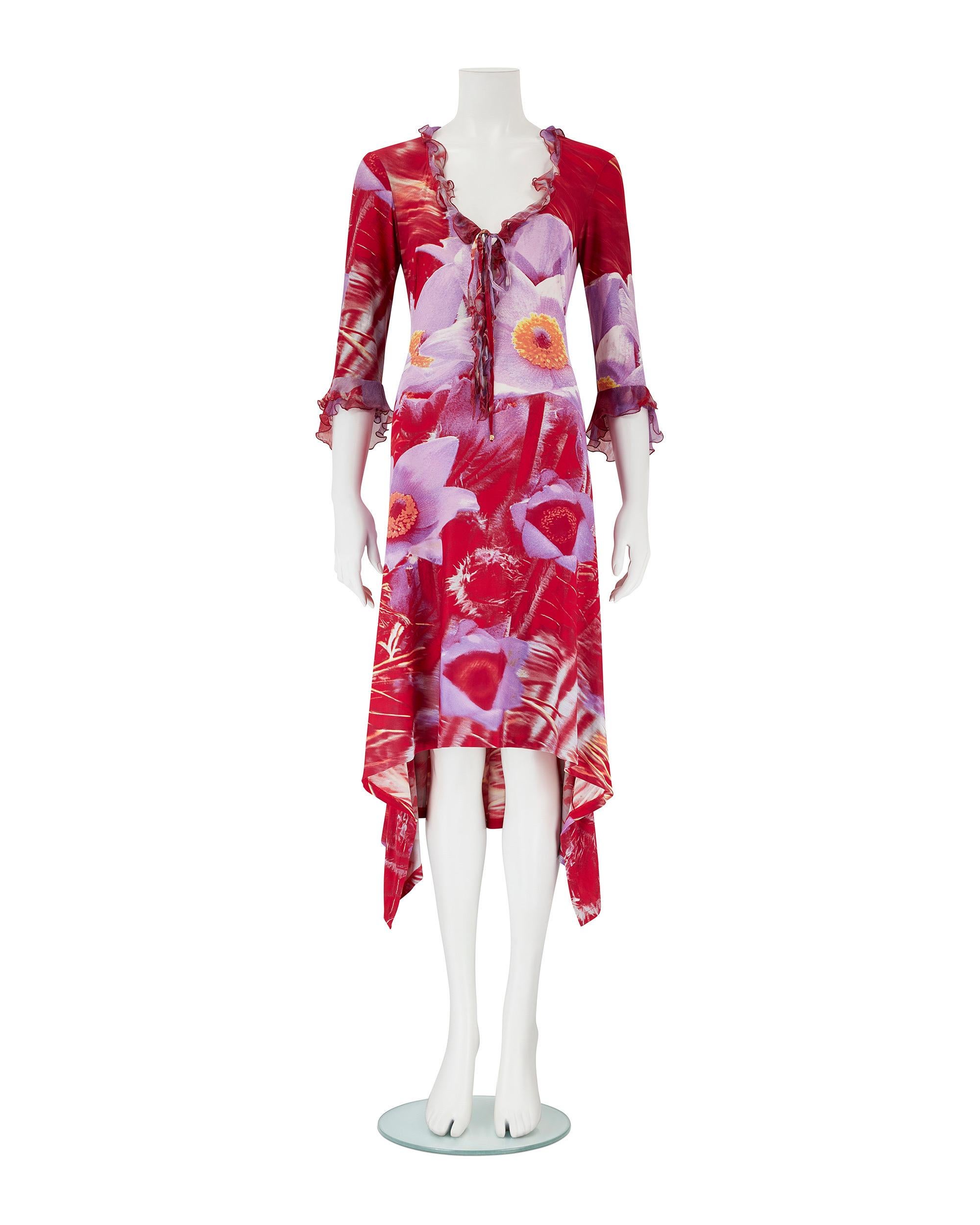 • Roberto Cavalli

• De la collection Printemps / Eté 2000

• Imprimé vu sur Charlotte York (Sex and The City, 2000) et sur les podiums.

• Luxueuse robe à fleurs avec ourlet asymétrique, manches à volants et bordures de col à volants.

• Fabriqué